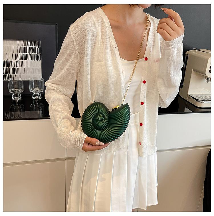 Personalized Conch Shell-Inspired Women's Crossbody Clutch Bag Y2K Summer Chain Mini Shoulder Bag Coastal Beach Vacation Evening Dinner Handbag Unique Sculptural Seashell Envelope Purse Lightweight Versatile Party Wedding Gift