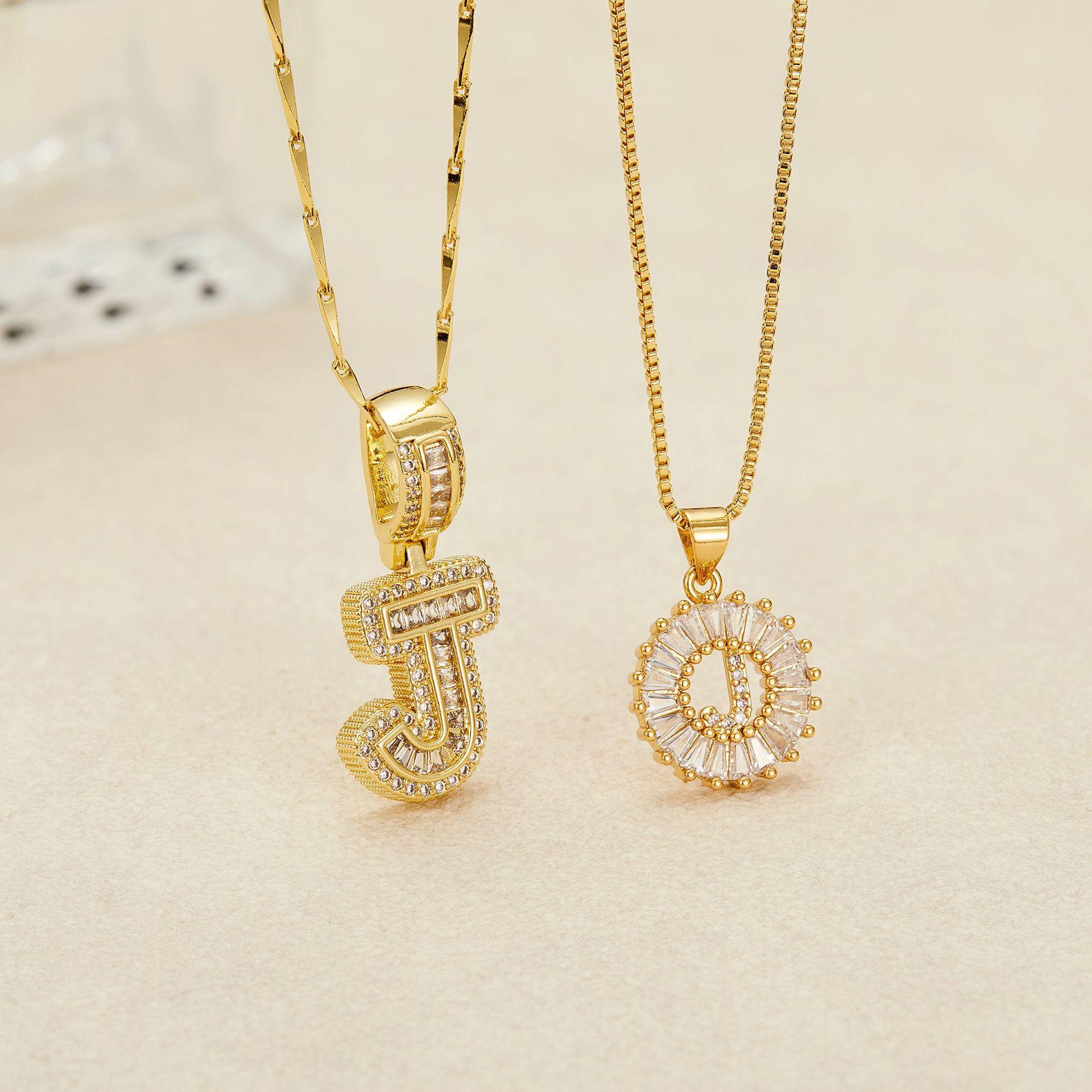 Crystal letter pendant necklace, inlaid with zirconia and plated with real gold, round 26 English letter collarbone chain ZM2Z.The classic letter necklace is timeless and suitable as a birthday gift for friends or couples Crystal letter pendant necklace, inlaid with zirconia and plated with real gold, round 26 English letter collarbone chain ZM2Z.The classic letter necklace is timeless and suitable as a birthday gift for friends or couples