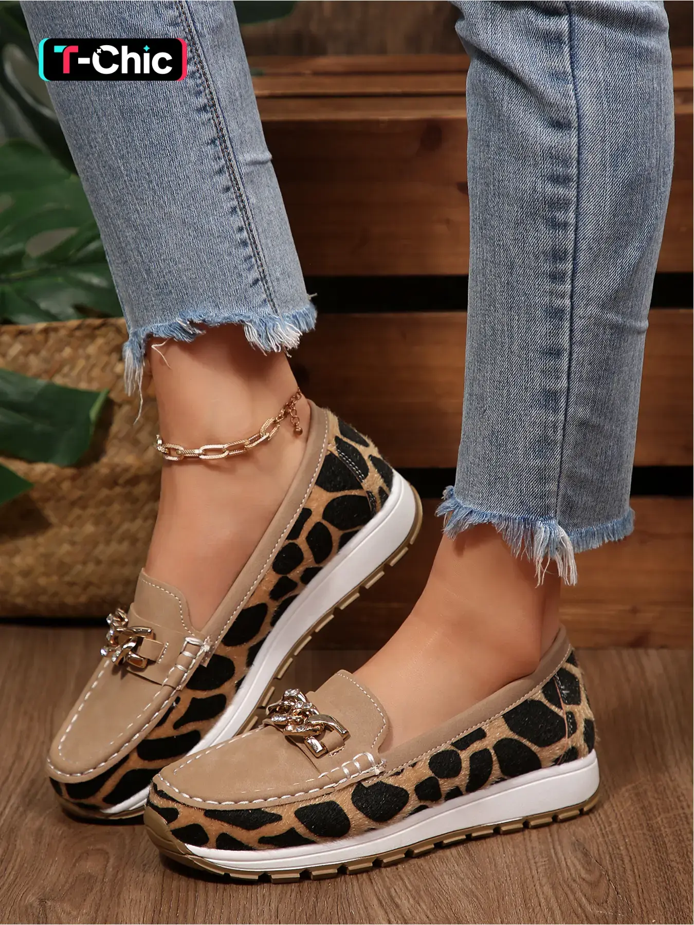 Women's new leopard print slip-on loafers with fine diamond buckle accents, thick-soled casual shoes, Casual fashionable flats, Casual trendy flat, simple and comfortable for daily commuting