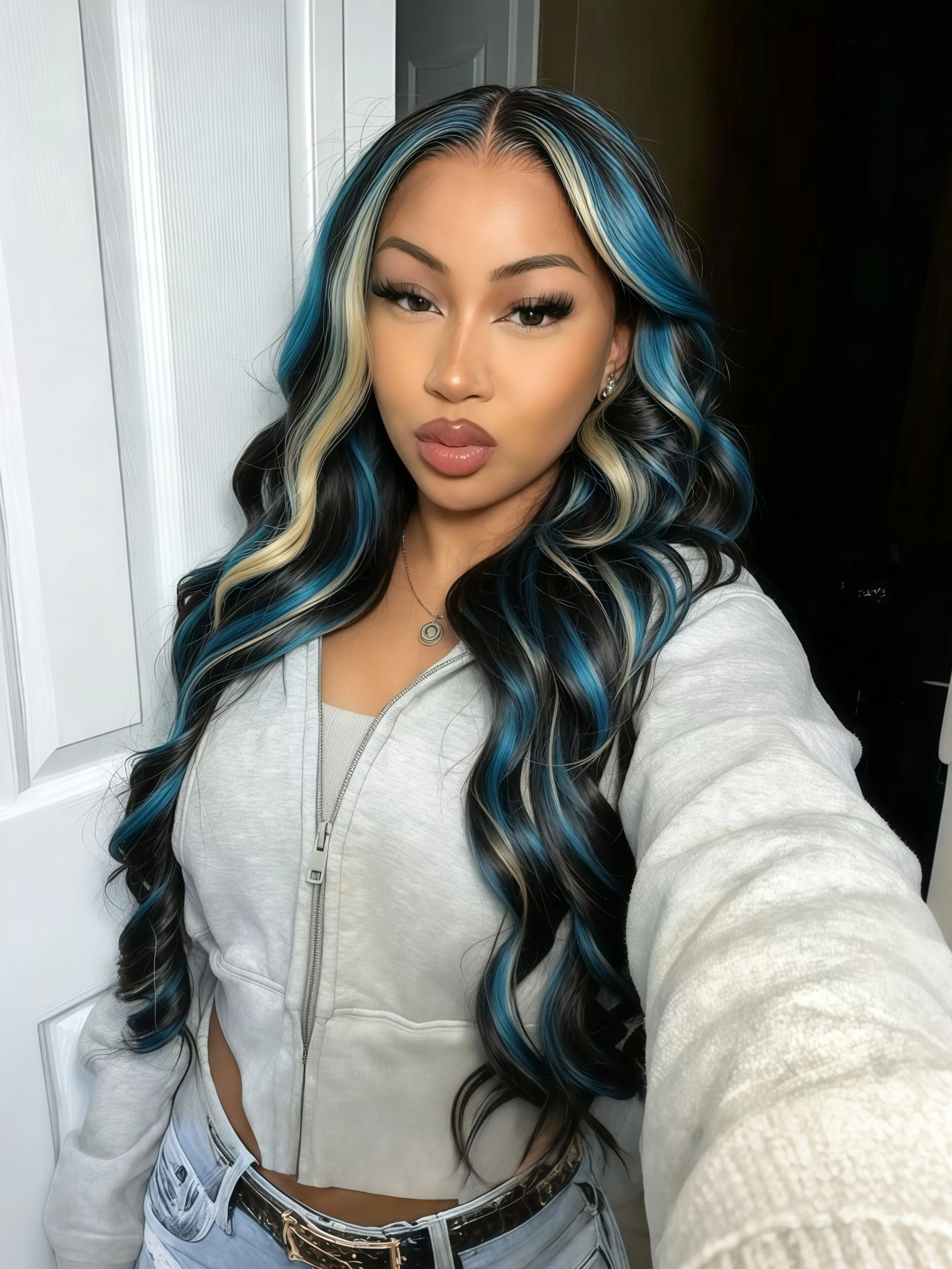 3-Tone Black Blue Blonde Highlight Lace Front Wig, 13x4 HD Transparent Lace Frontal Straight Wigs, Free Part Pre-Plucked Natural Hairline Heat Resistant Synthetic Wig for Women Daily Wear 28 Inch Highlight Ombre Wig