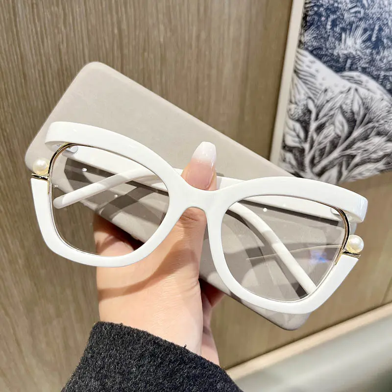 New cat's eye ladies' fashion glasses imitation pearls embellished frame pure pigment Yan Joker flat glasses.