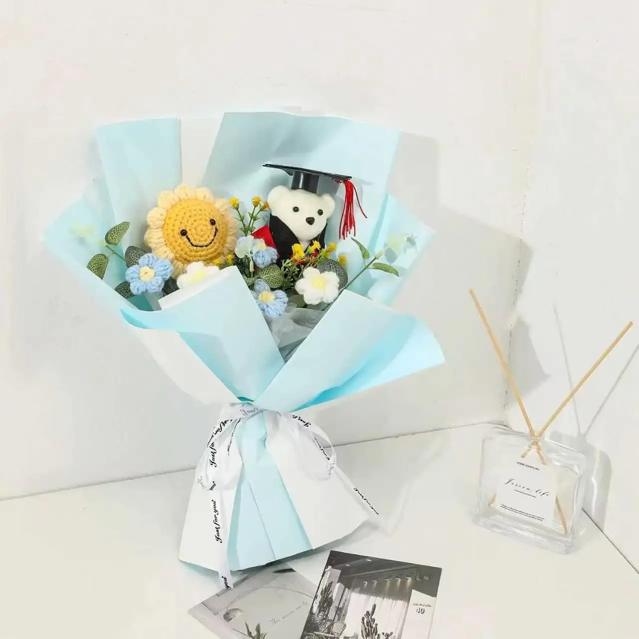 A graduation bouquet for Dr. Xiong. Sunflower knitted woolen woven artificial flower. Gift for the college entrance examination and senior high school entrance examination, full of encouragement and motivation.