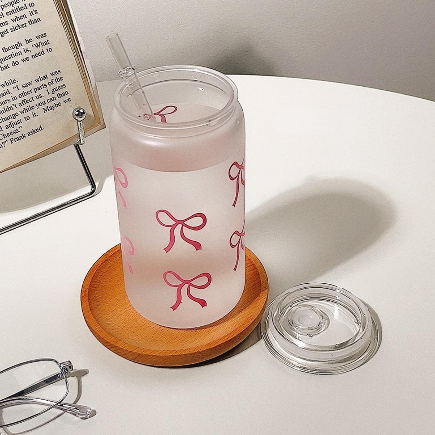 1PC Bow Printed Water Cup with Lid and Straw, 16oz Jar Water Cup, Iced Coffee Cup for Tea, Juice, Milk, Birthday Gift for Office, Restaurant, Classroom, Picnic, Party, Valentine's Day and New Year, Drinkware