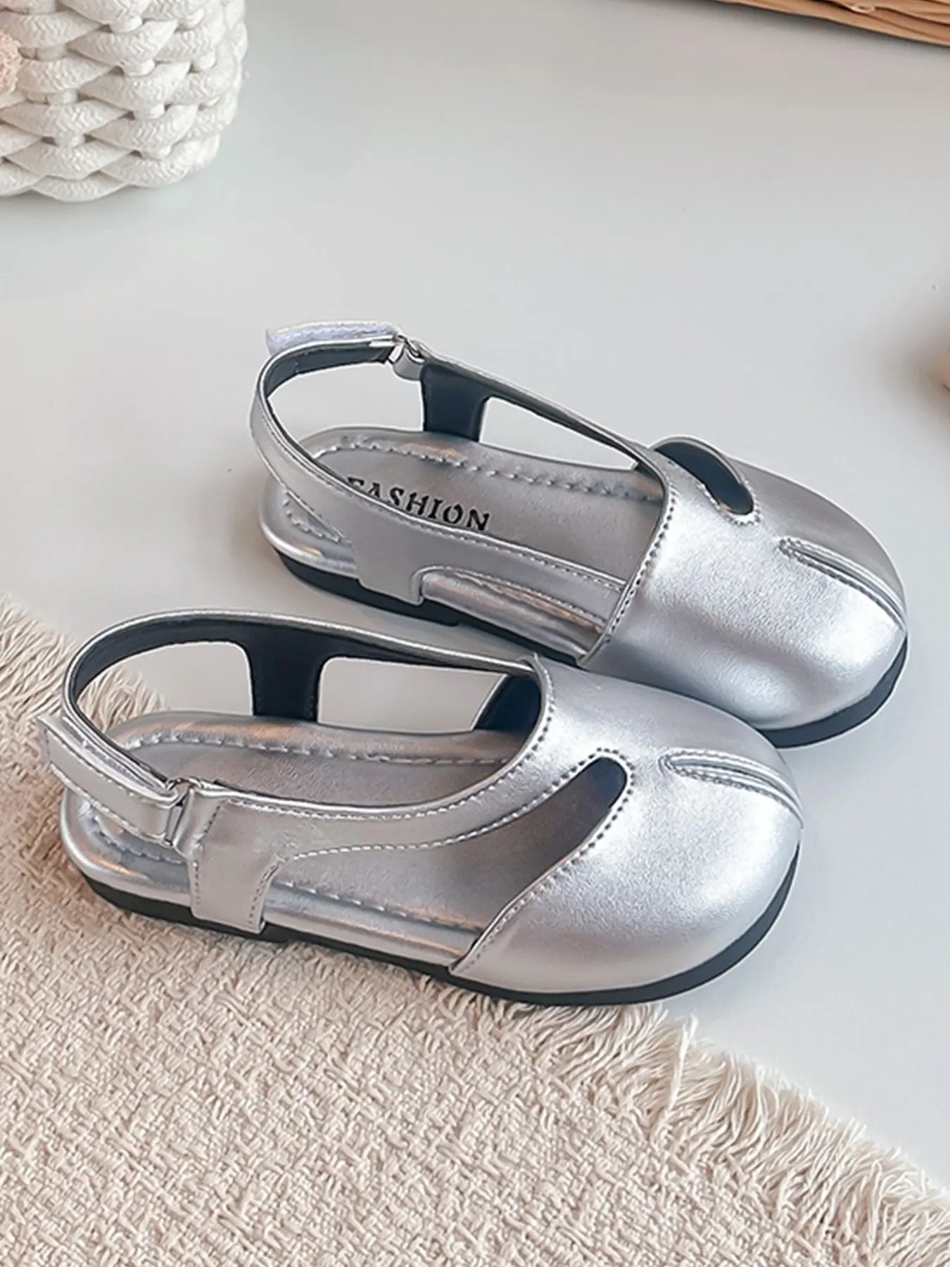 Korean Retro Girls' Closed-Toe Sandals, PU Leather, Velcro Strap, Anti-Slip, Durable, Casual Style, Fashionable Sandals, Ideal for School and Outdoor Activities