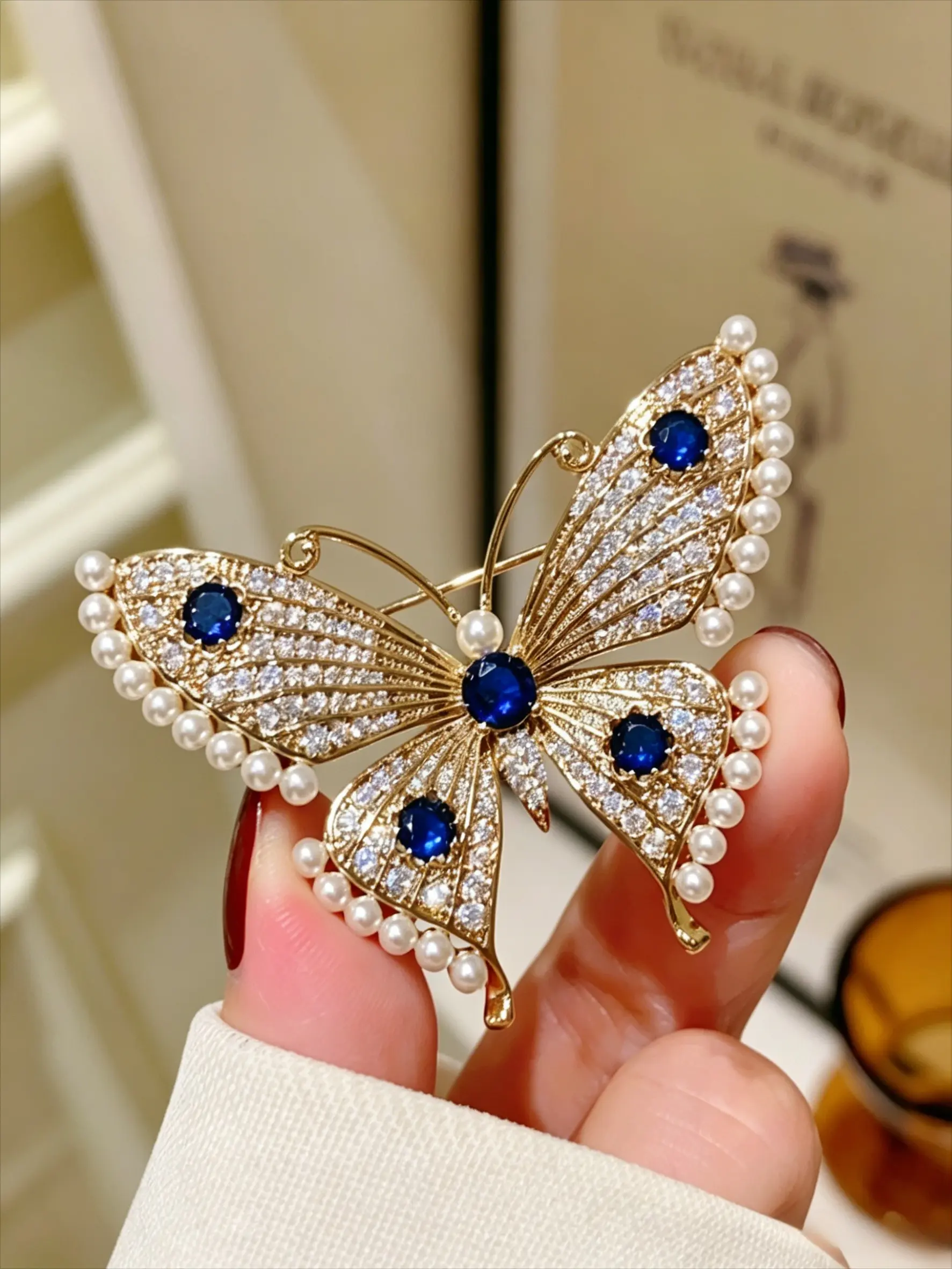 Women's Elegant Cubic Zirconia Butterfly Brooch Pin Clip, Delicate Fashion Accessory for Birthday Parties, Suit and Dress Decoration