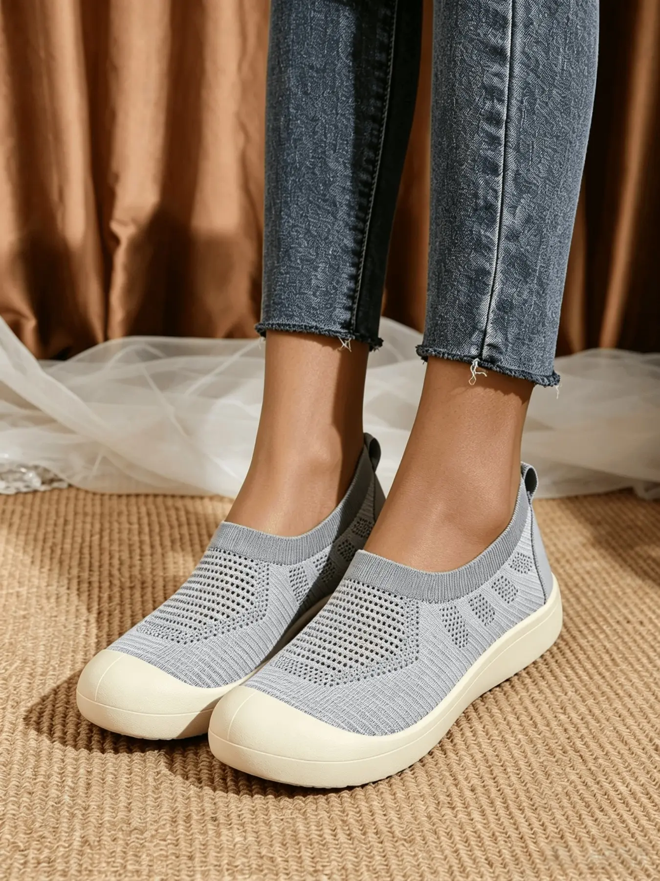 Breathable Knit Slip-On Women's Shoes, Lightweight Comfortable Bottom, Ideal for Daily Commute, Non- Stuffy Lazy Person Shoes