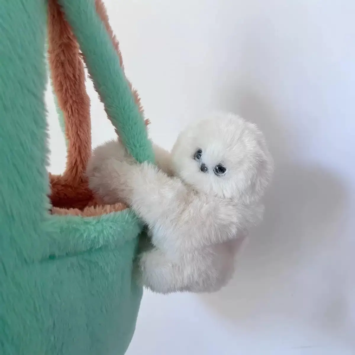 A plush owl that talks, sings, and bobs its head—a soft, fluffy owl decoration suitable for both cars and homes; its cute plush design makes it a charming accent for desks and living rooms, and a unique gift for owl enthusiasts.