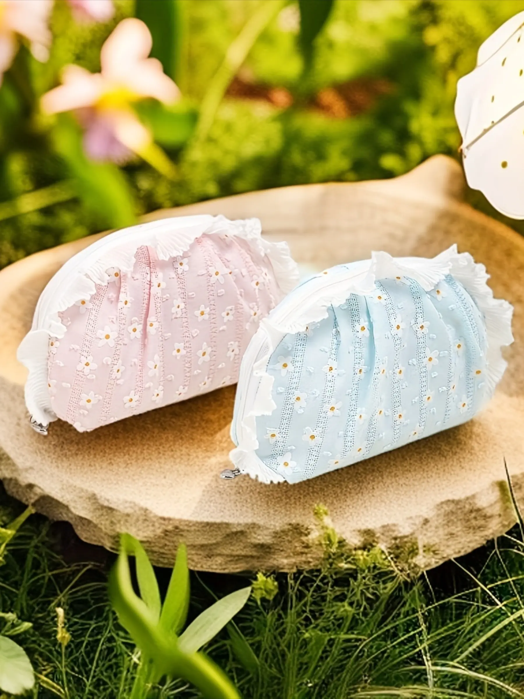 A minimalist, handbag-style summer makeup bag featuring a French daisy print—a portable, travel-friendly organizer with lace trim