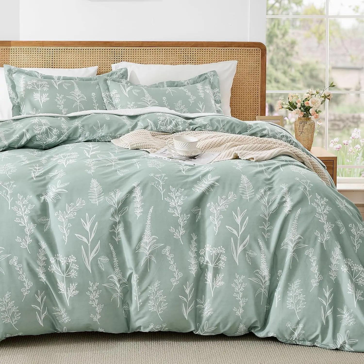 Queen Size Reversible Green Botanical Microfibre Duvet Cover Set - 3-Piece Bedding Set with Zippered Closure, 4 Ties, 2 (90"x90") Pillow Cases, Floral
