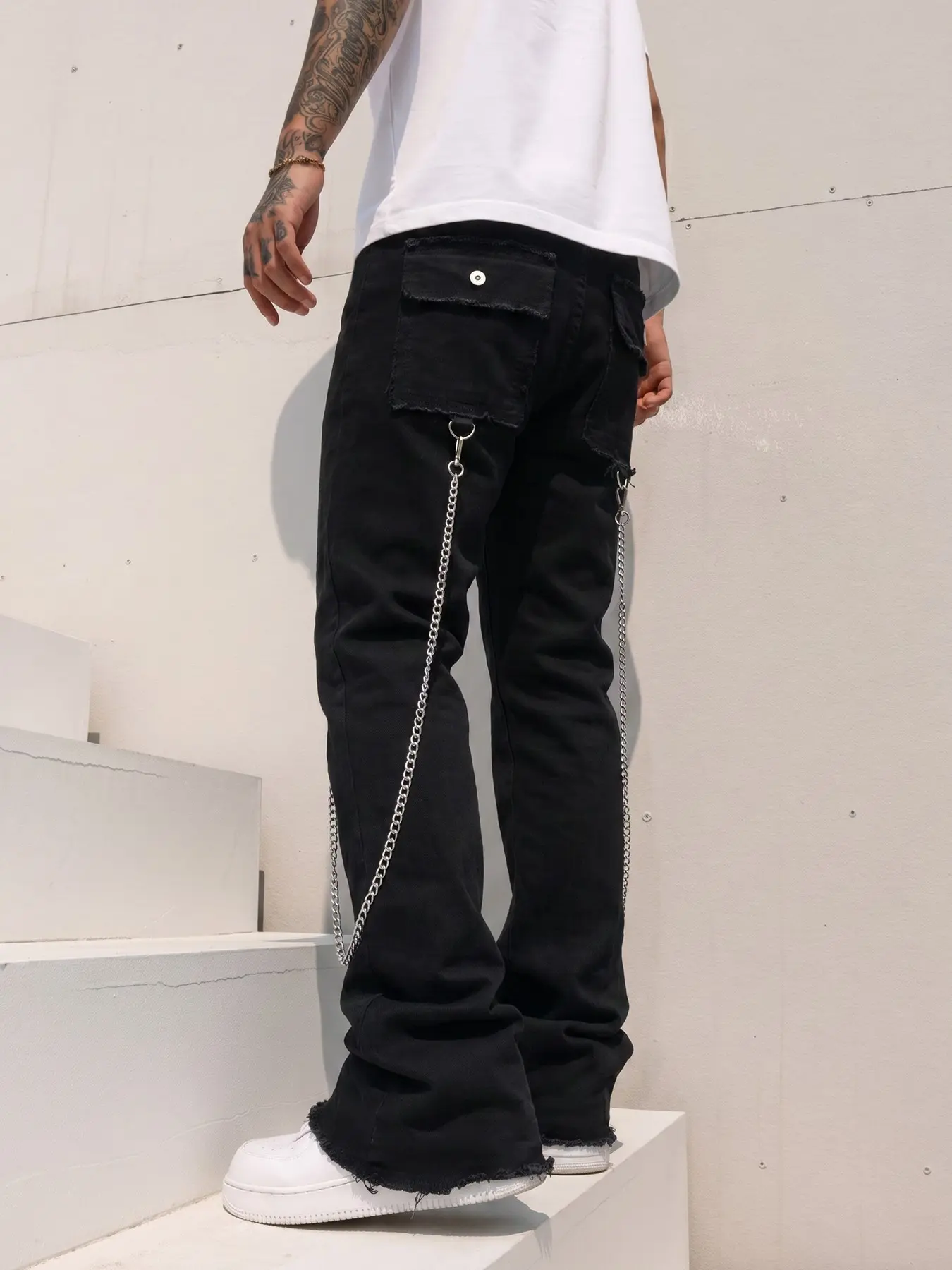 Popular heavy-duty multi-pocket frayed chain flare jeans for men, American high street vintage light blue work pants, a must-have for fashionistas. Detachable chain, multi-pocket work pants, frayed and faded flare pants, Casual Jeans