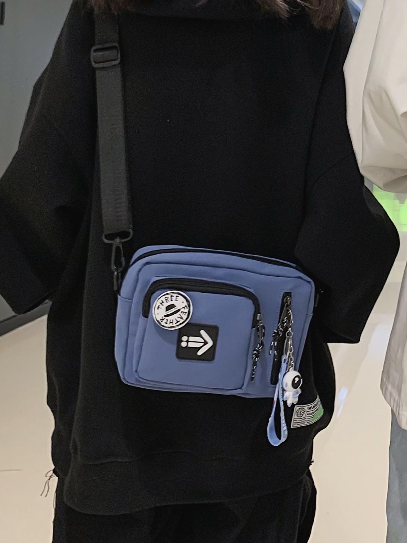 Unisex Casual Plain Color Release Buckle Crossbody Bag with Astronaut Charm, Fashionable Versatile Zipper Crossbody Bag with Random Color Badge, Trendy Shoulder Bag for Daily Use, Casual Messenger Bags, Stylish Crossbody Bags