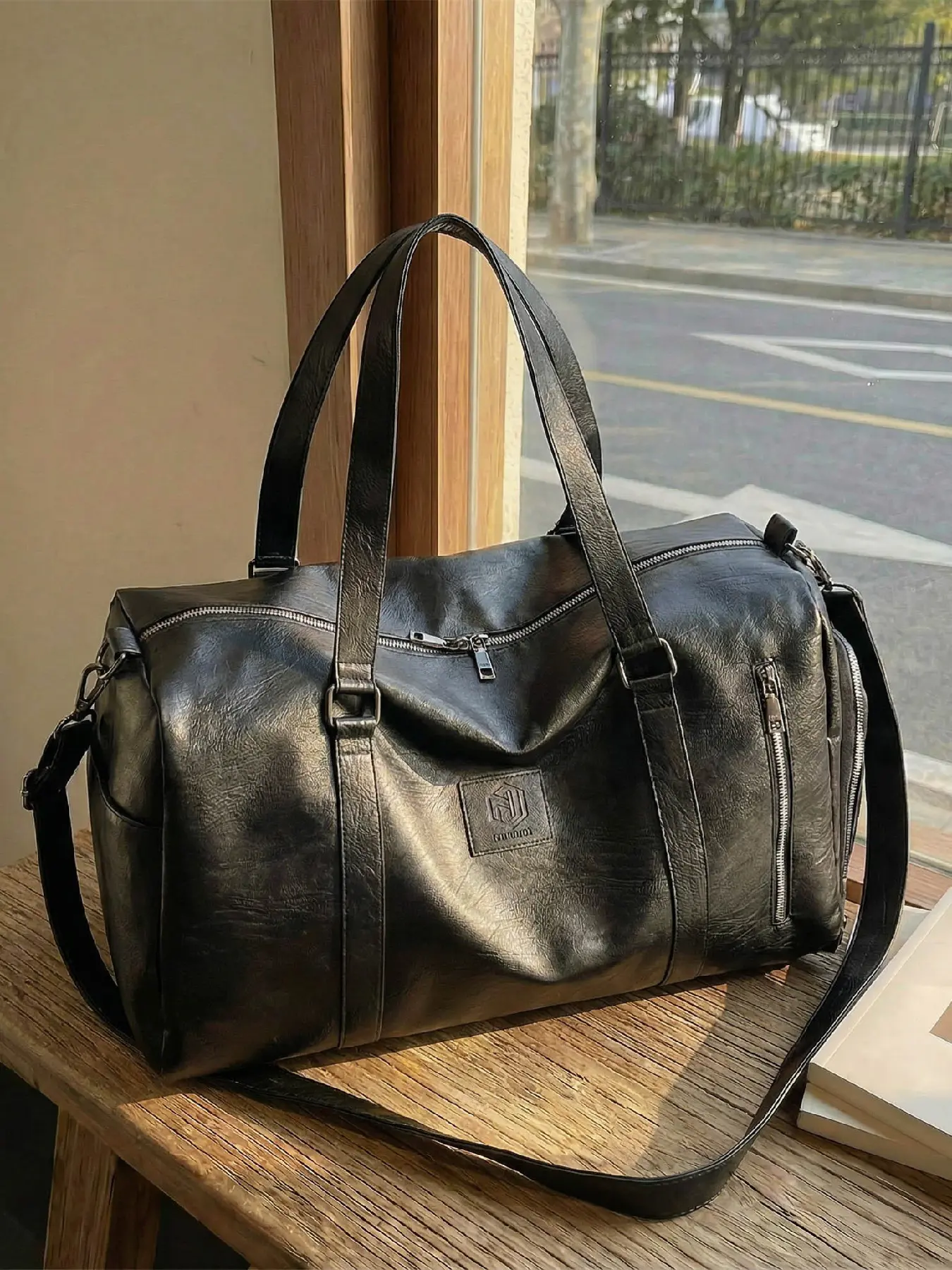 Lightweight and versatile large capacity letter decorated travel bag, stylish retro multi pocket dry wet separation design, can be hung on a suitcase, suitable for daily outings, short trips, fitness, etc