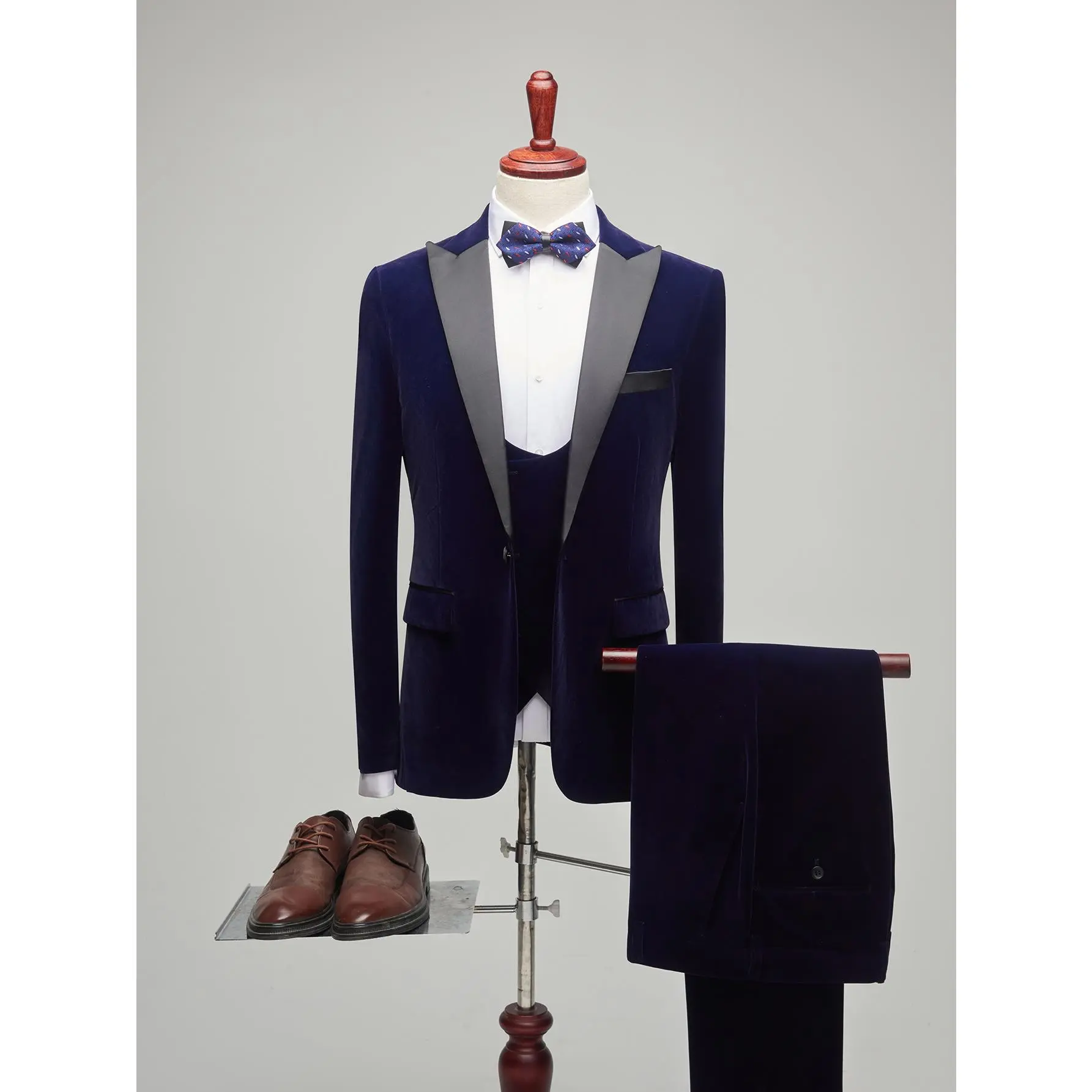Men's Corduroy 3 Piece Suit, Peak Lapel Blazer Vest Pants Set, Solid Color Retro Casual Stylish Outfit for Party Daily Wear