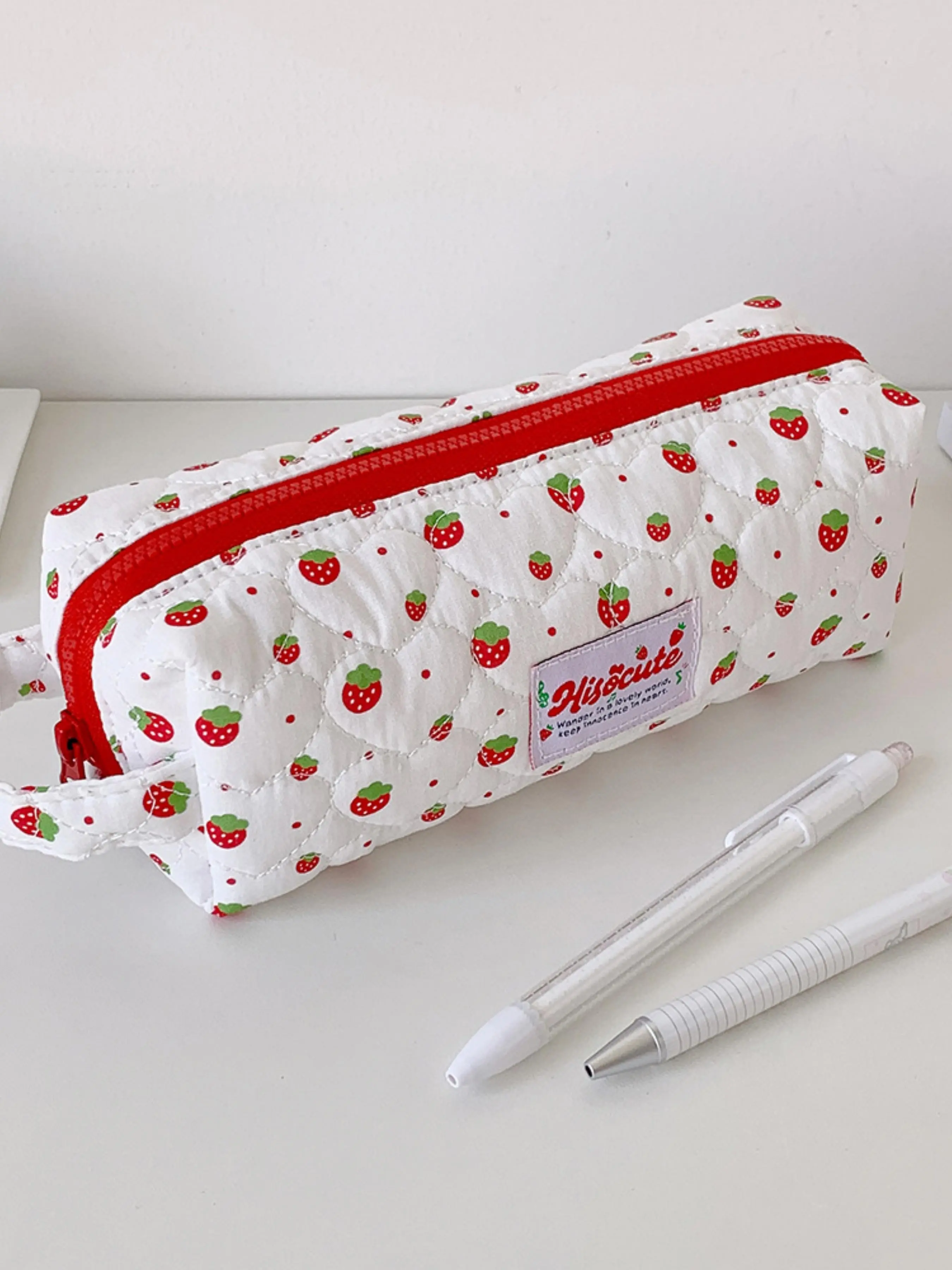 Simple Design Fresh Cartoon Strawberry Quilted Padded Pen Bag, Student Stationery Storage Bag, High Aesthetic Makeup Bag with Compartments