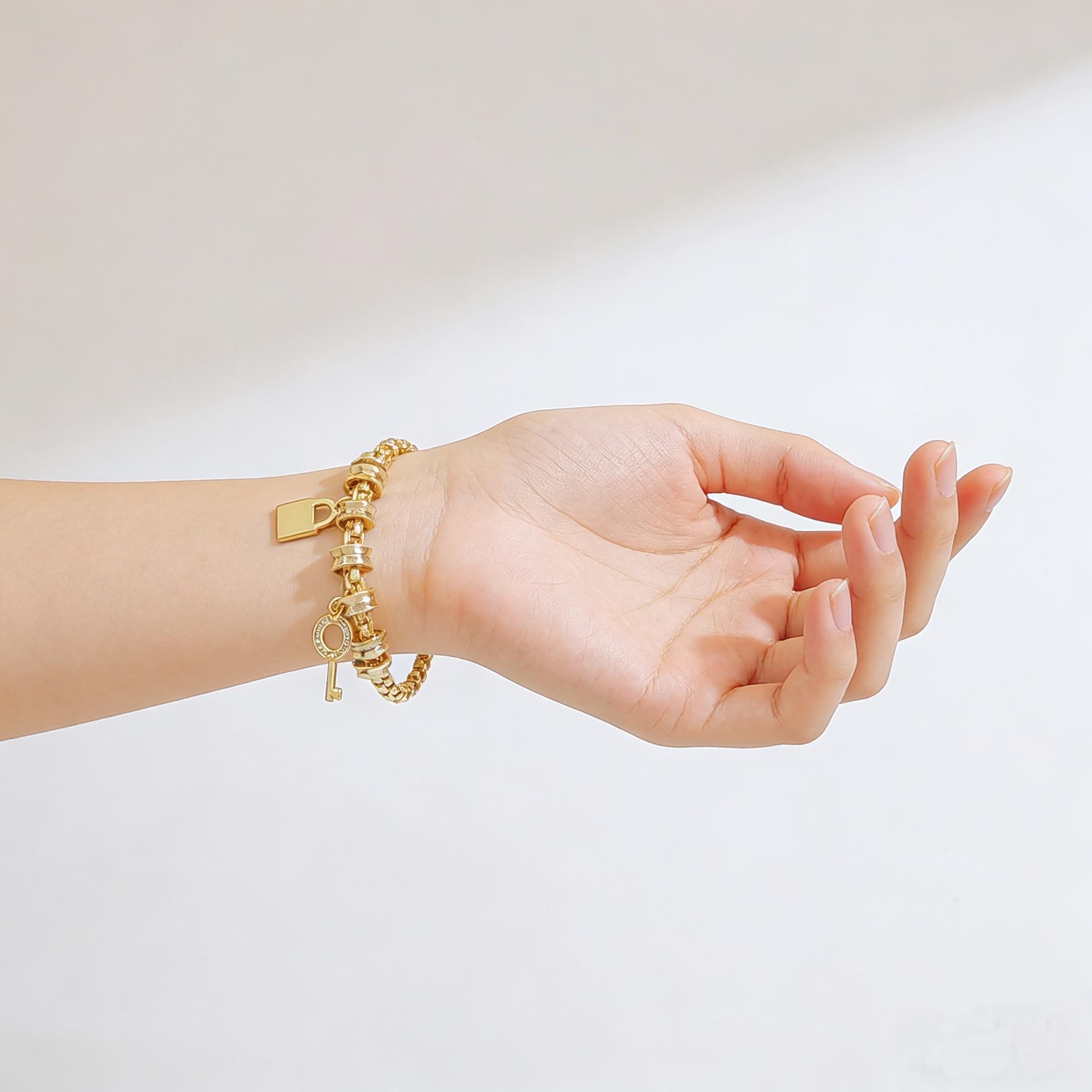 New European & American Lock and Key Pendant Gold Chain Bracelet, Fashion Light Luxury Jewelry for Women, Elegant High-End Design