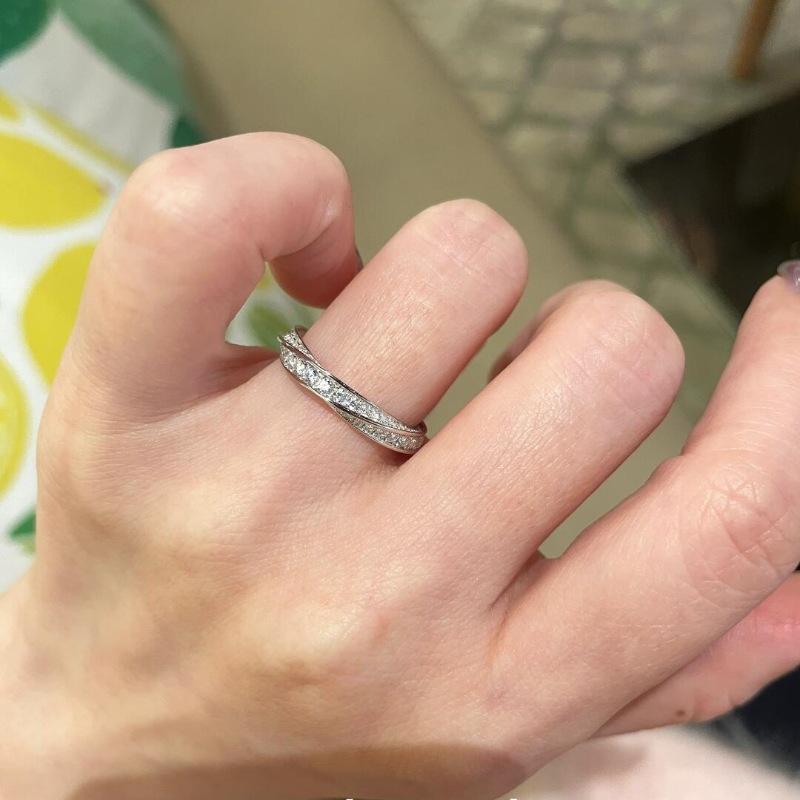 A light luxury, retro and high-end Mobius ring set with full diamonds, fashionable and versatile, elegant and exquisite, super dazzling index finger ring