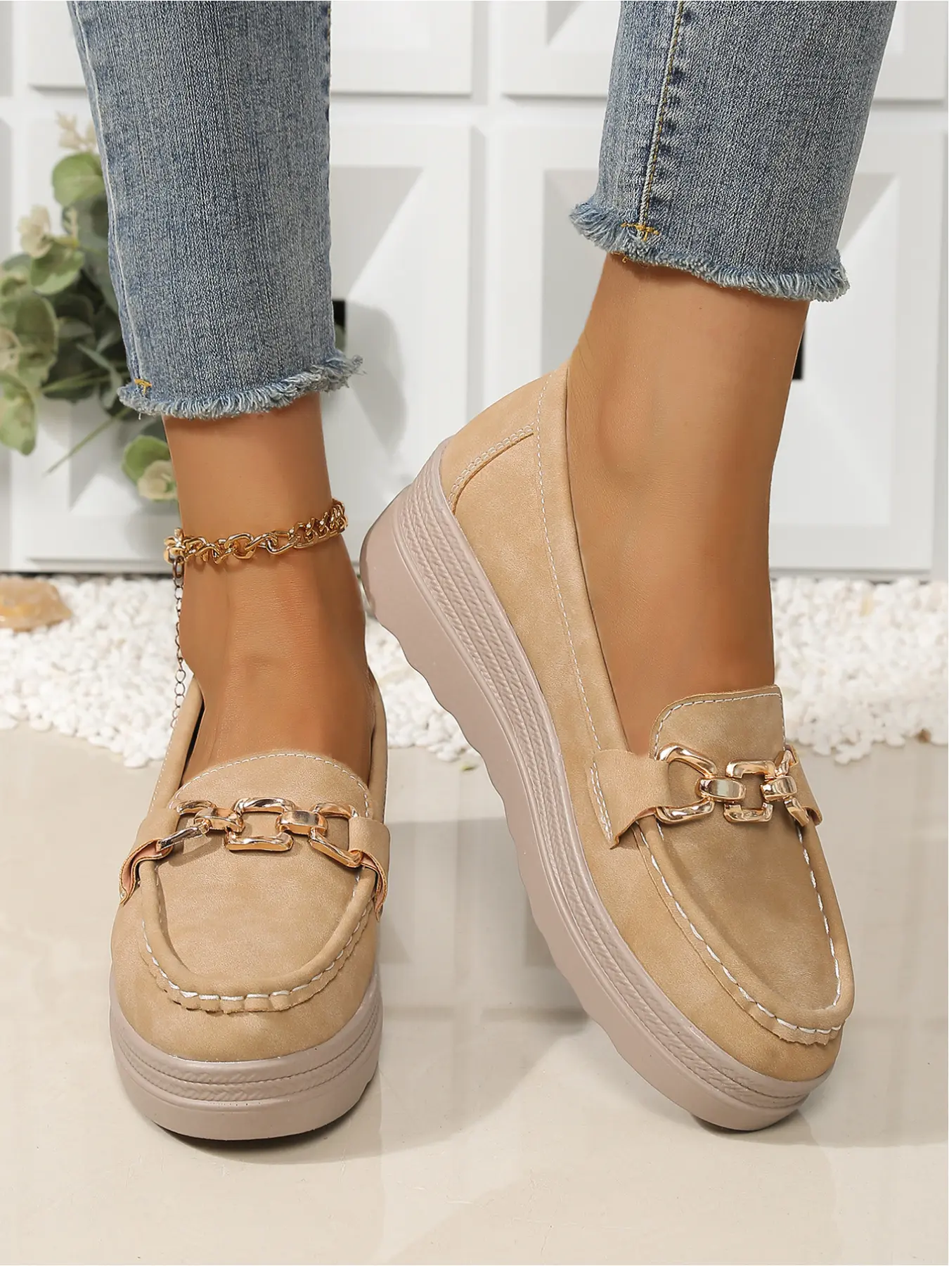 Ladies' work and casual shoes, thick-soled flat shoes with metal chains, comfortable anti-slip wedge-heeled flat shoes, suitable for both office work and casual outings