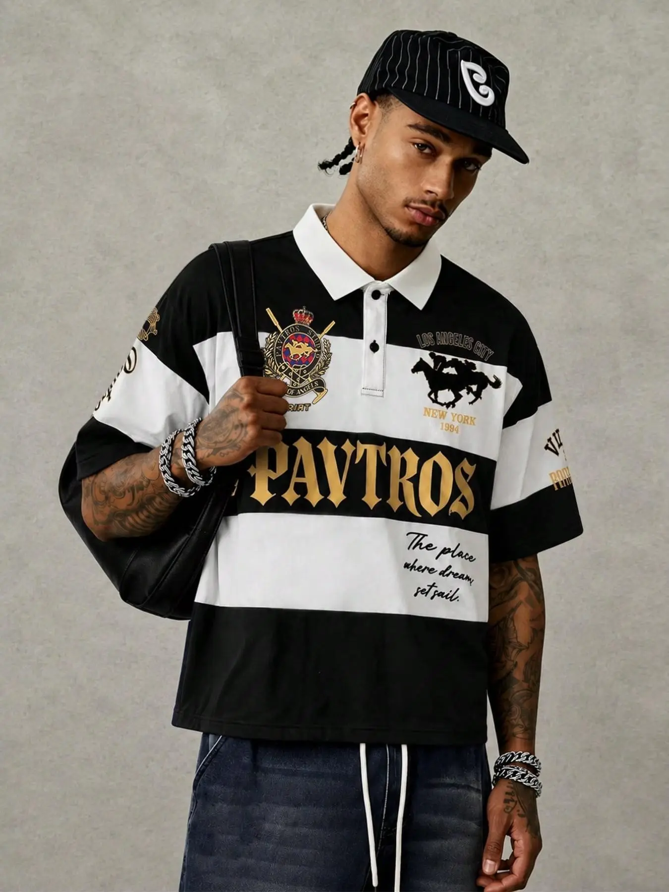Men's black and white striped vintage polo shirt, loose vintage collegiate-style hip-hop street T-shirt, suitable for school, skate parks, street photography, daily outings, and weekend trips.