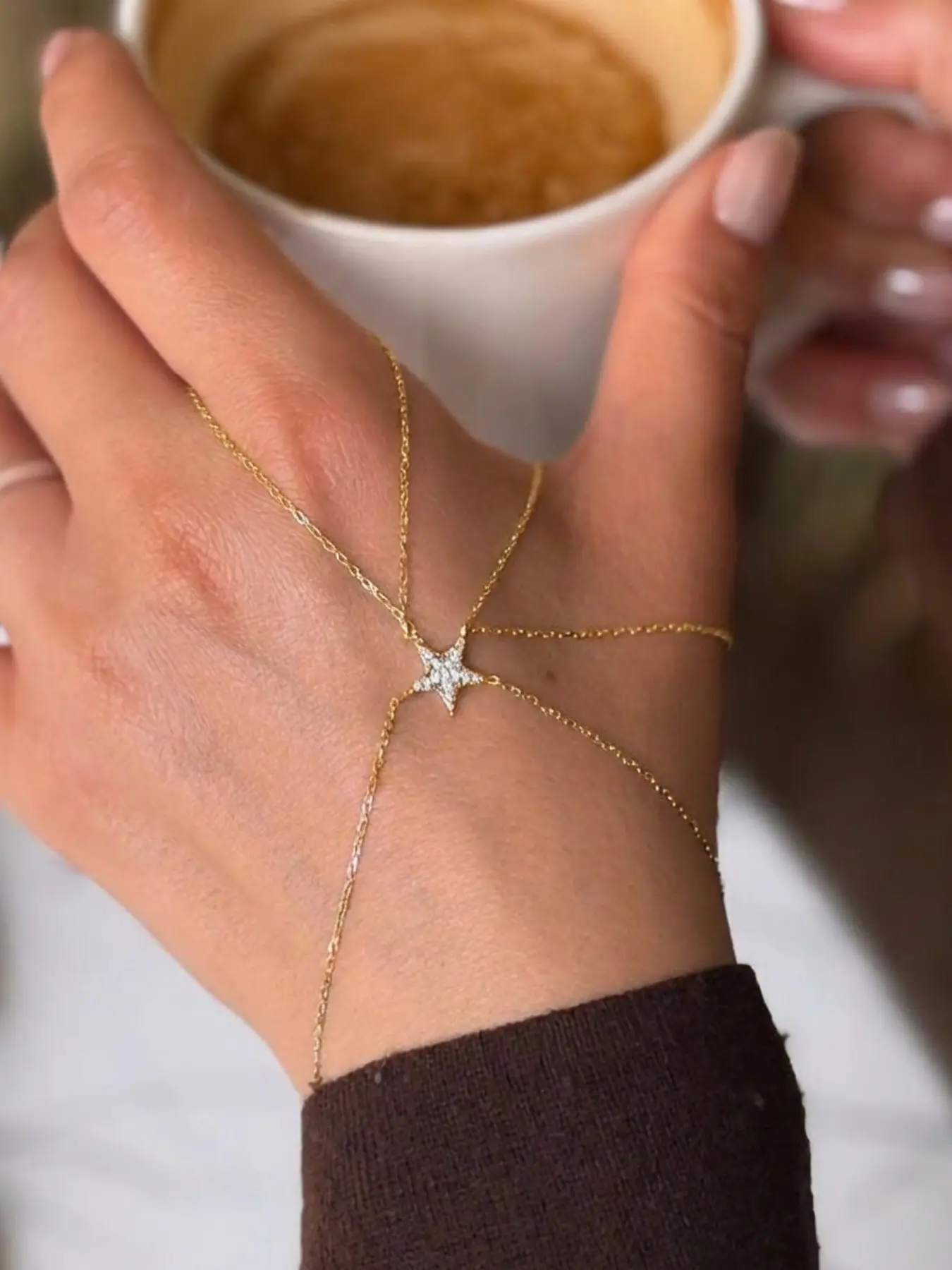 1 Pcs Rhinestone Star Hand Chain, Y2K Delicate Luxury Style, Gold Multi‑Thin‑Chain Four‑Point Star Pendant Integrated Finger Hand Chain, Hand Jewelry For Women Cafe Date Party Music Festival Vibe Outfit, Fashion Bangle