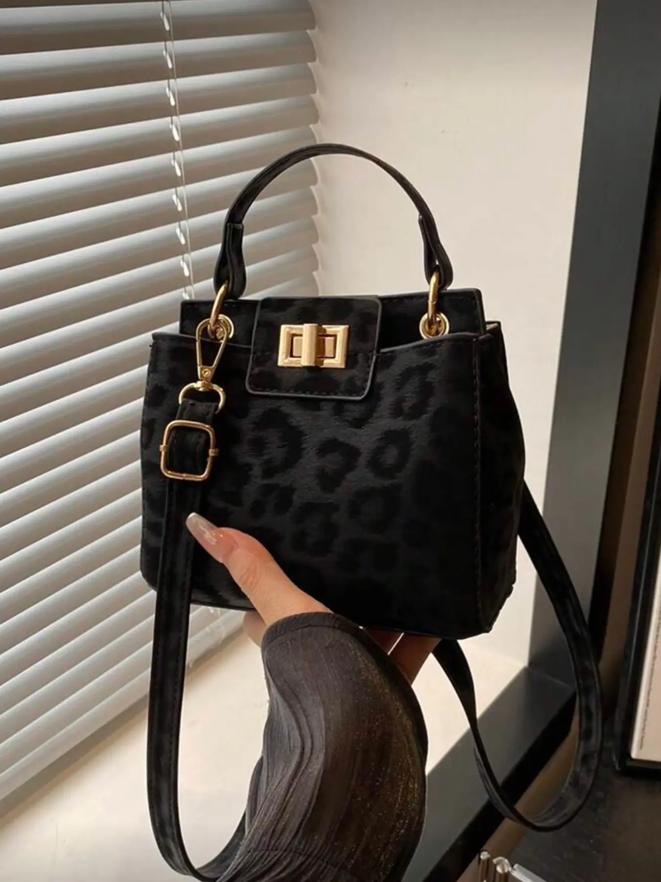 New Fashion Lockable Handbag, Perfect for Parties, Shopping, Daily Use, Holds Coins and Phones, Elegant Women's Bag, New Year Edition