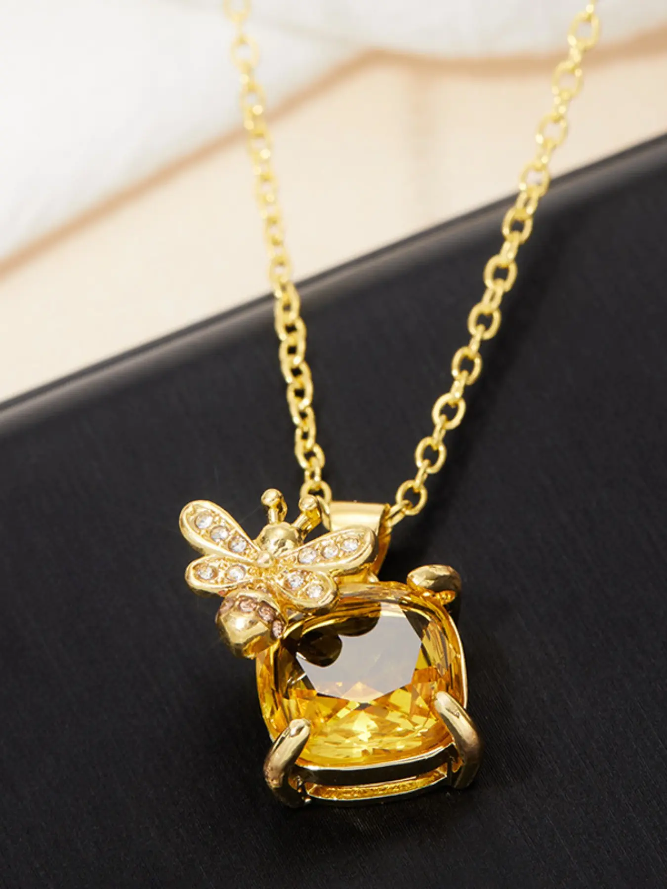 Fashion Bee Zircon Pendant Necklace, Cute Geometric Chain Jewelry, All-Seasons Party Accessory, Women's Daily Wear Gift