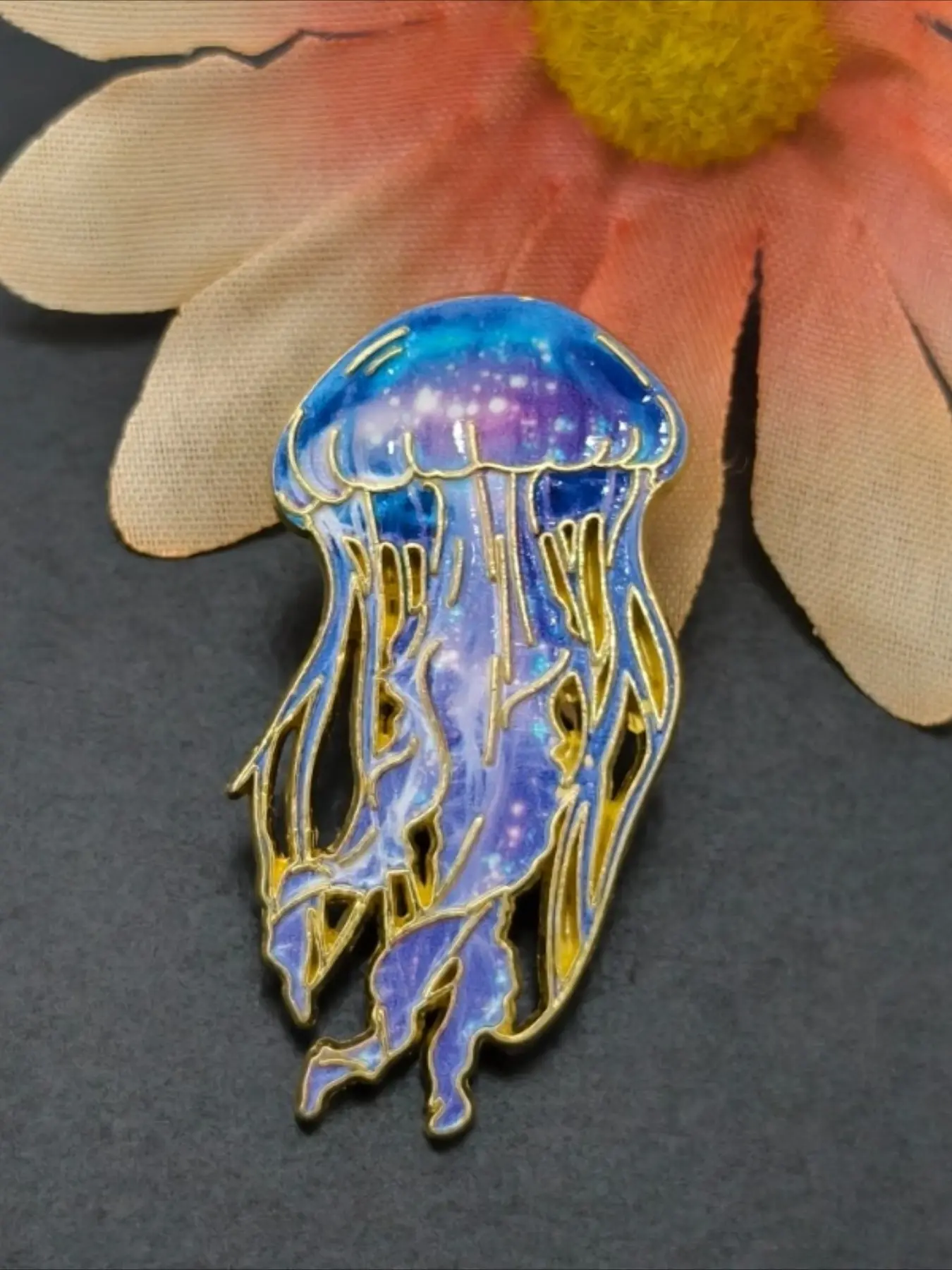 Gradient Jellyfish Enamel Pin, Alloy Brooch Pin, Ocean Animal Lapel Brooch, Elegant Brooch, Aesthetic Sea Creature Badge for Jackets Backpacks, Lovely Small Gift for Ocean Enthusiasts and Aesthetic Collectors, Collectible Pins