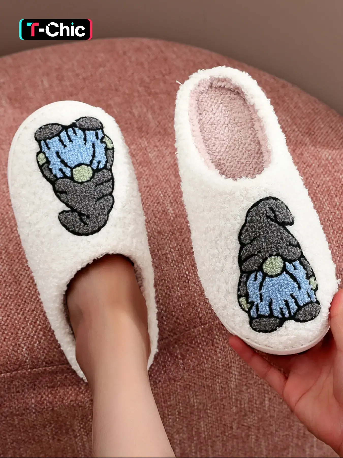 Soft Plush Christmas Slippers, Creative Embroidered Santa Claus Gnome Elf Design, Cozy Warm Indoor Outdoor Anti Slip Slippers Shoes for Men Women Fall Winter, Warm House Slippers Non Slip Slippers