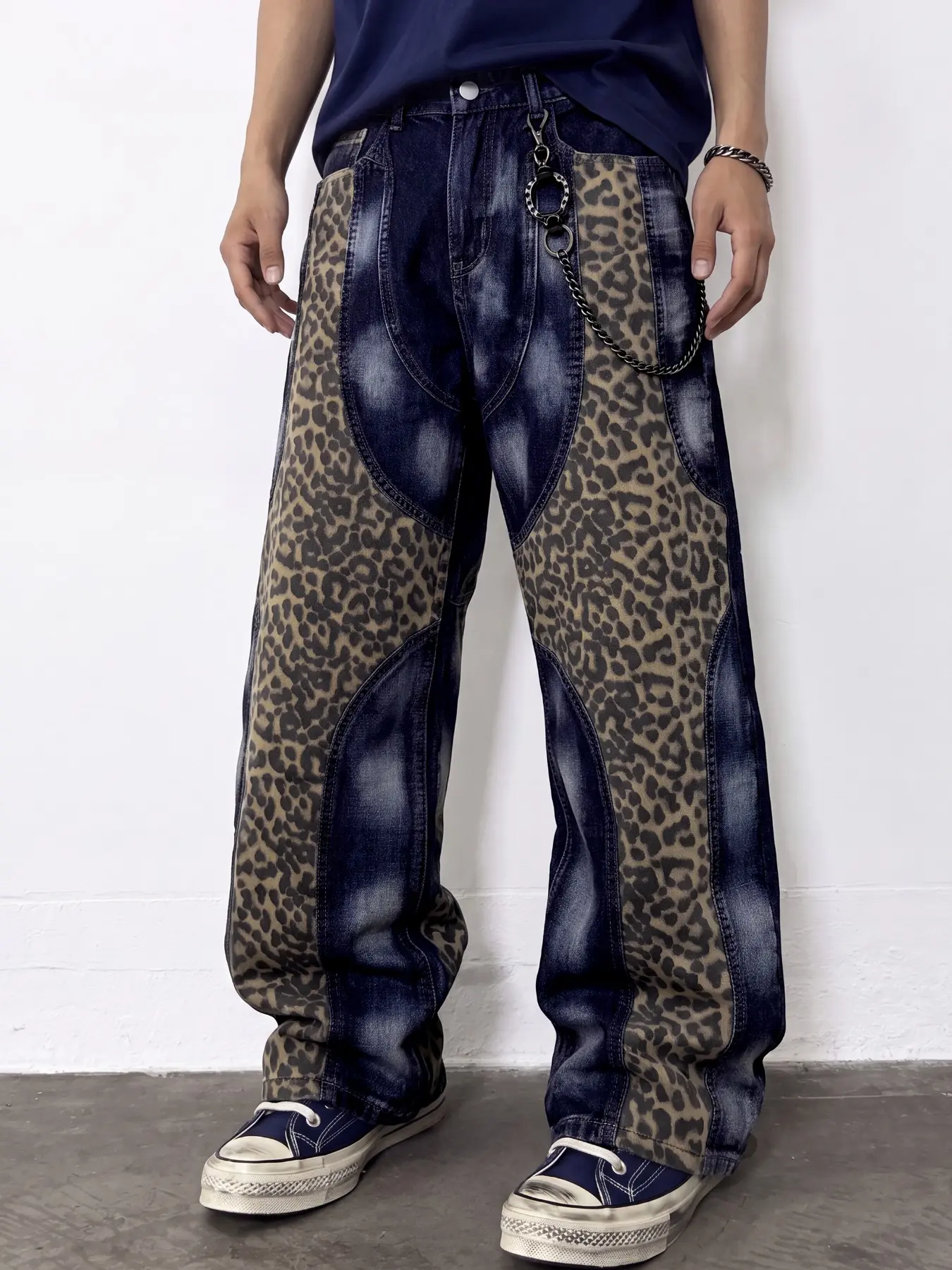 Men’s street-style trendy leopard-print loose straight-leg jeans, dark blue vintage washed with leopard-print distressed patchwork, Y2K street-style denim long pants.