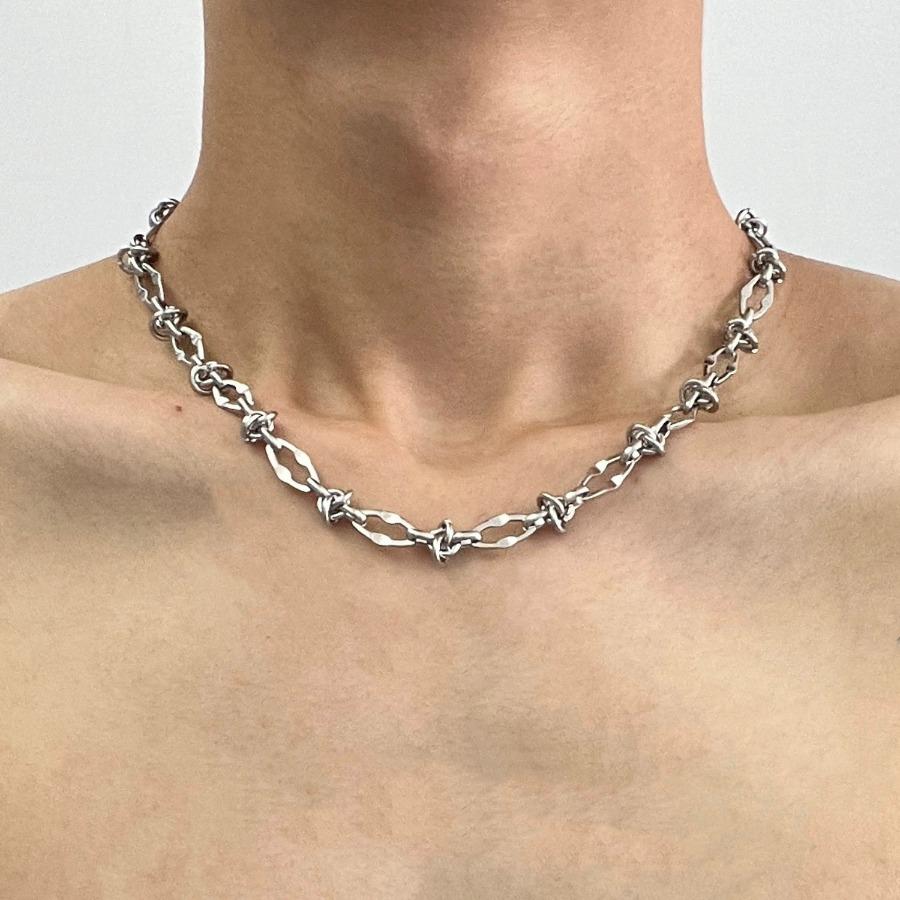 Hip-hop personality titanium steel non-fading thorns knotted necklace men's lip chain trendy niche high-end jewelry sweater chain