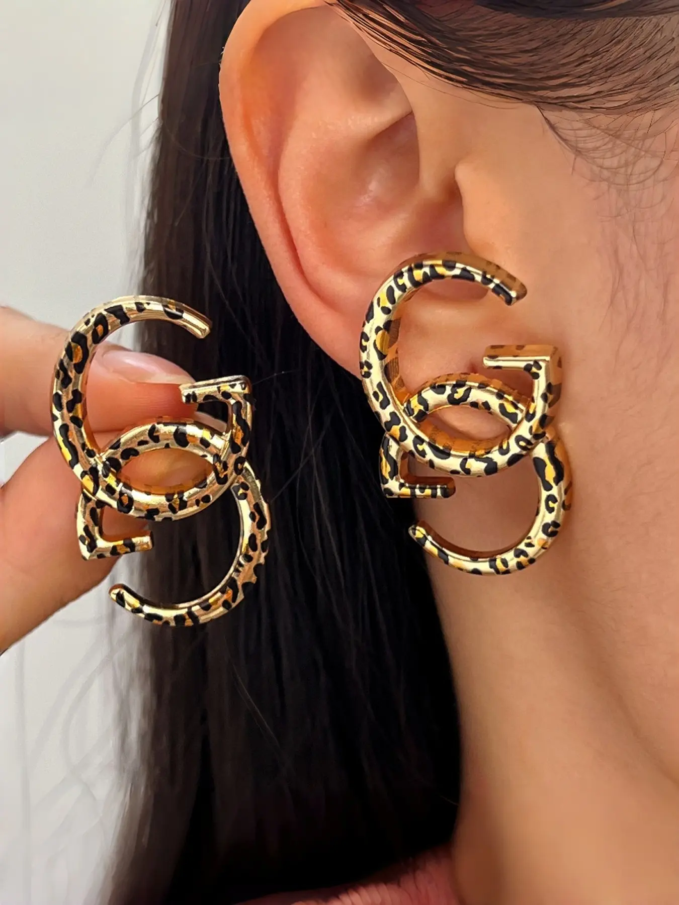 Leopard Print And Black Double G Logo Stud Earrings, Stylish Stud Earrings For Commuting And Parties, Suitable For Everyday Casual Wear, As A Small Gift For Friends, Or As A Holiday Or Birthday Present.