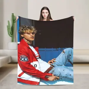 [All-Season Blanket]This flannel blanket is machine washable, affordable, high-quality, skin-friendly, and comfortable, perfect for a single person's afternoon nap in the office.