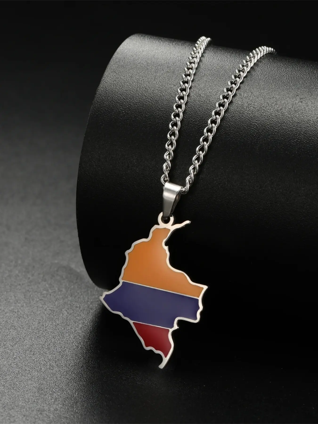 Trendy Stainless Steel Necklace, Enamel Colombia Map Pendant, Flag Charm, Unisex Ethnic Jewelry Gift, Elegant Geometric Design