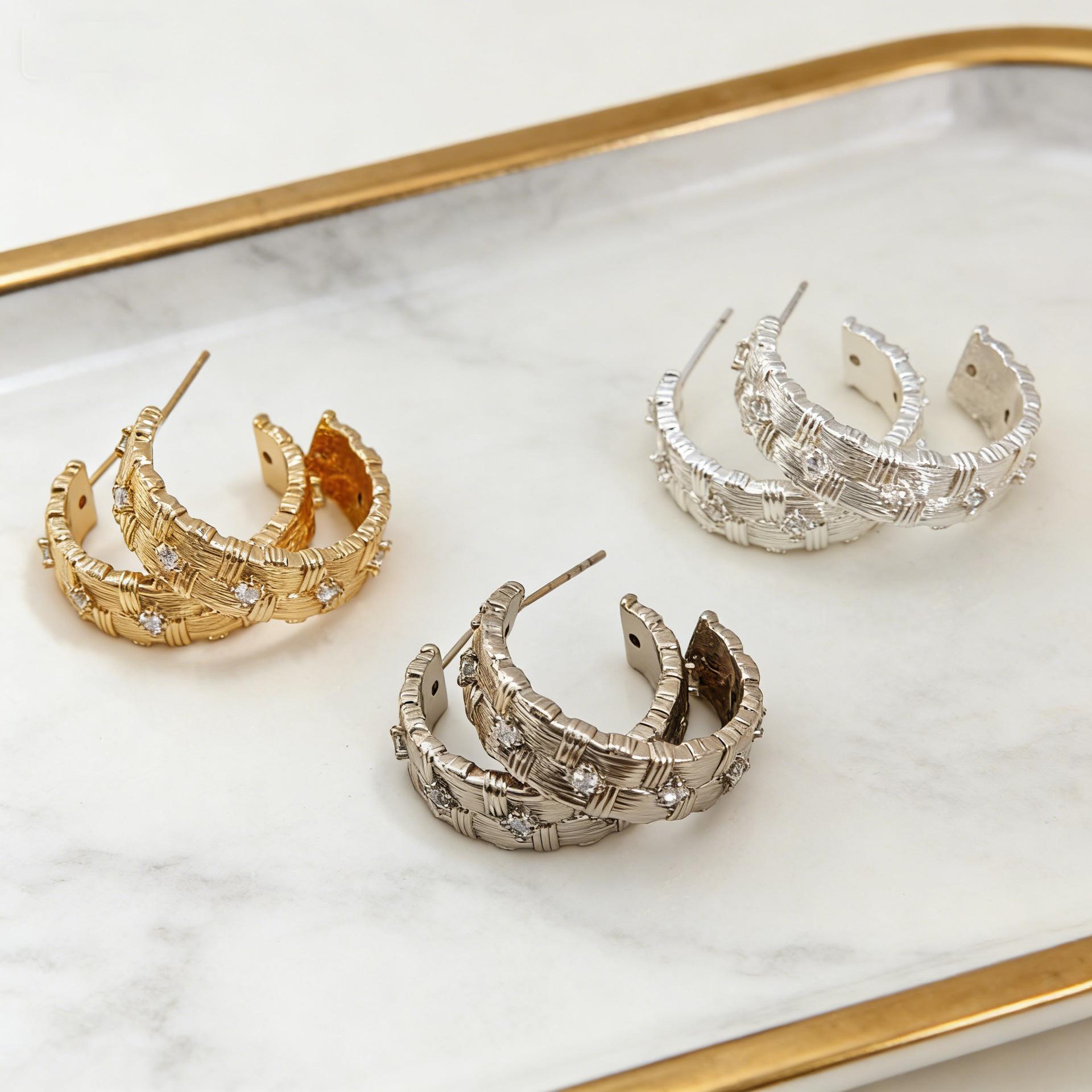 European and American fashion metal diamond-embellished woven design C-shaped hoop earrings with a high-end feel, niche trend, versatile earrings