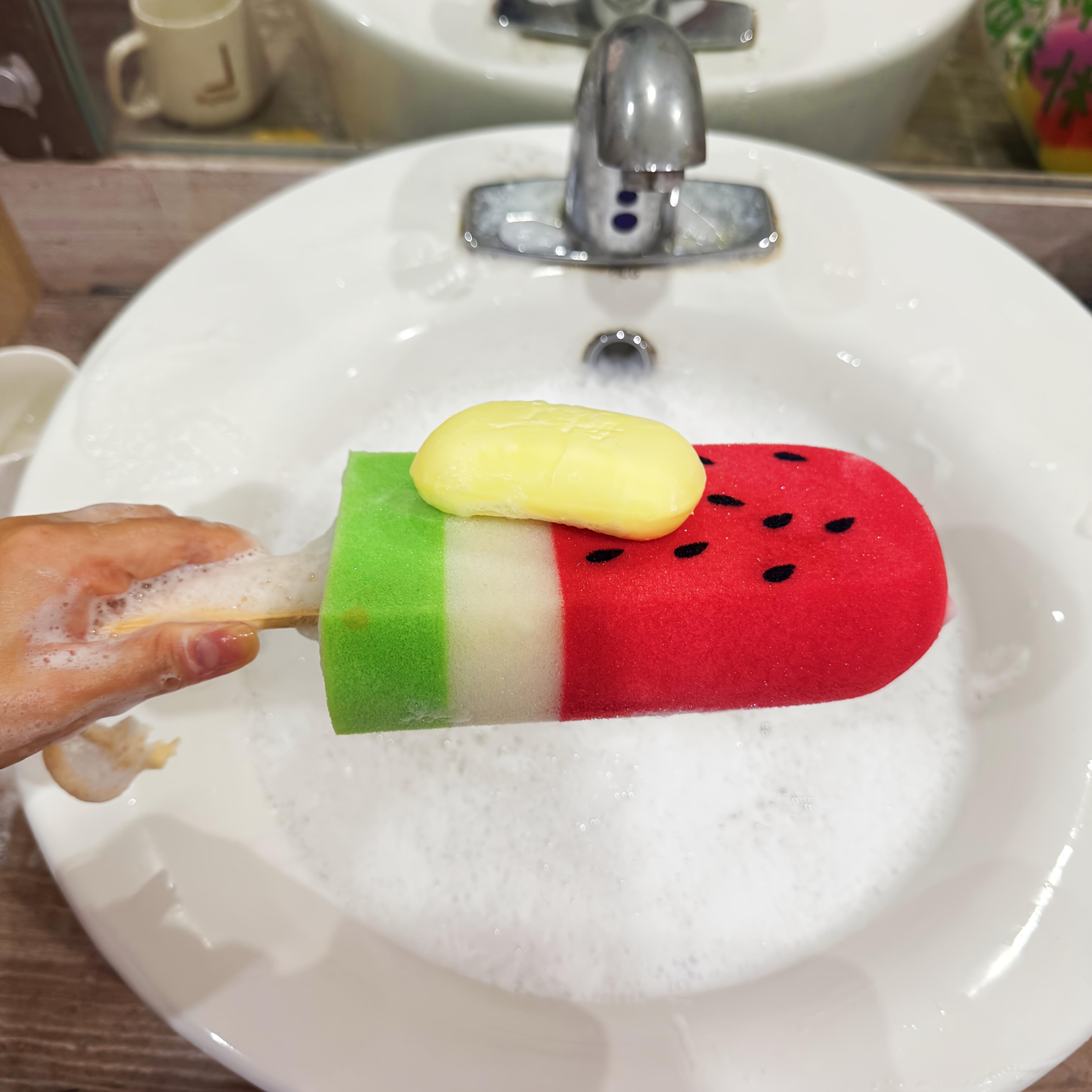 One Extra-Large Watermelon-Shaped Popsicle Sponge - A Versatile, Gentle Polyurethane Brush for Cleaning Dishes And Bath Toys, Featuring an Adorable Cartoon Design, Safe for Skin, Ideal for Scrubbing Kitchens, Cleaning Cups, And Washing Fruits