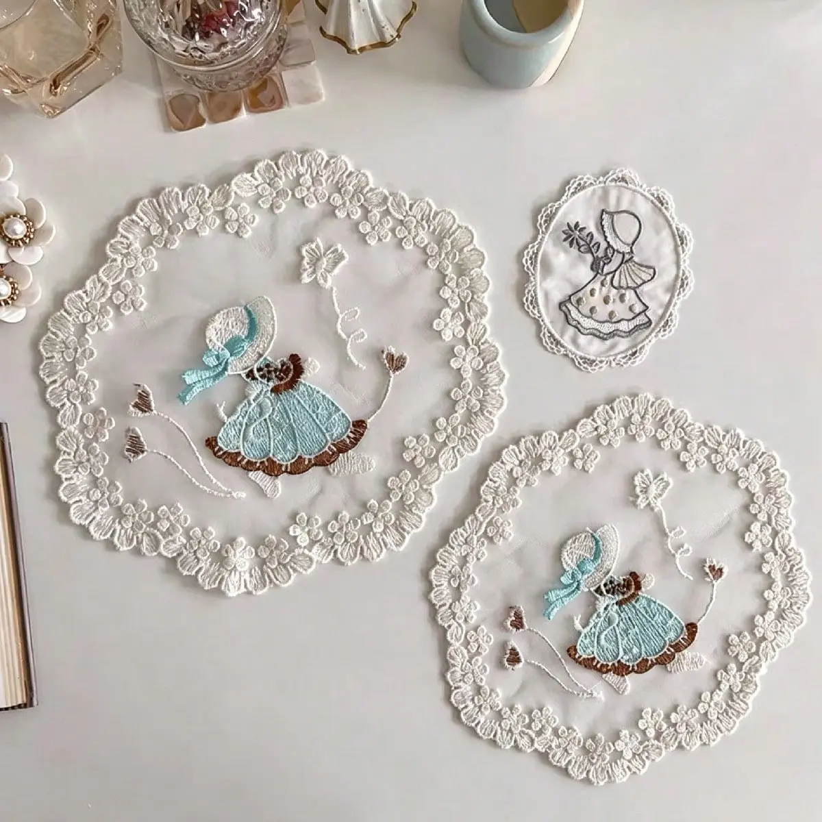1/4pcs Vintage European Lace Coasters with Girl Embroidery, Sheer Fabric Table Placemats for Afternoon Tea Shooting