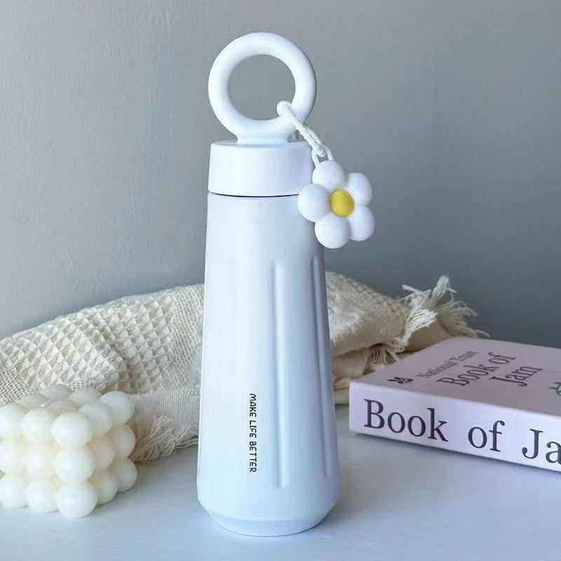 The outdoor water cup is very attractive, portable thermos cup made of 316 stainless steel, cup for use in cars.