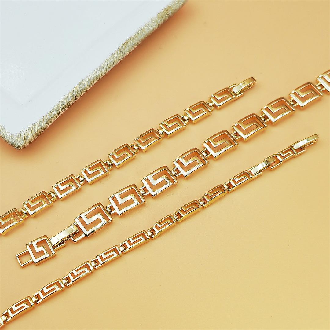 Vintage Letter Chain Bracelet for Women Trendy Lock Charm Bracelet Retro Y2K Aesthetic Stackable Jewelry Cute Everyday Stacking Bracelets for Streetwear Party Gifts Daily Outfits