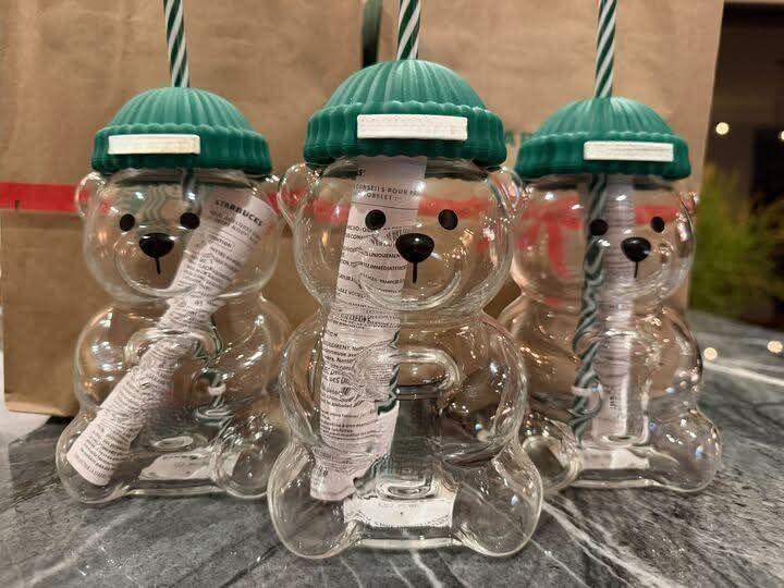 2025 Holiday Collection Viral Bearista Cold Cup, Cute Teddy Bear Glass CUp With Green Beanie-Style Lid & Stripped Straw, Nostalgia Coffee Mugs, Beer Wine Cocktail Drinks Glassware, New Model Bear Glass Cups