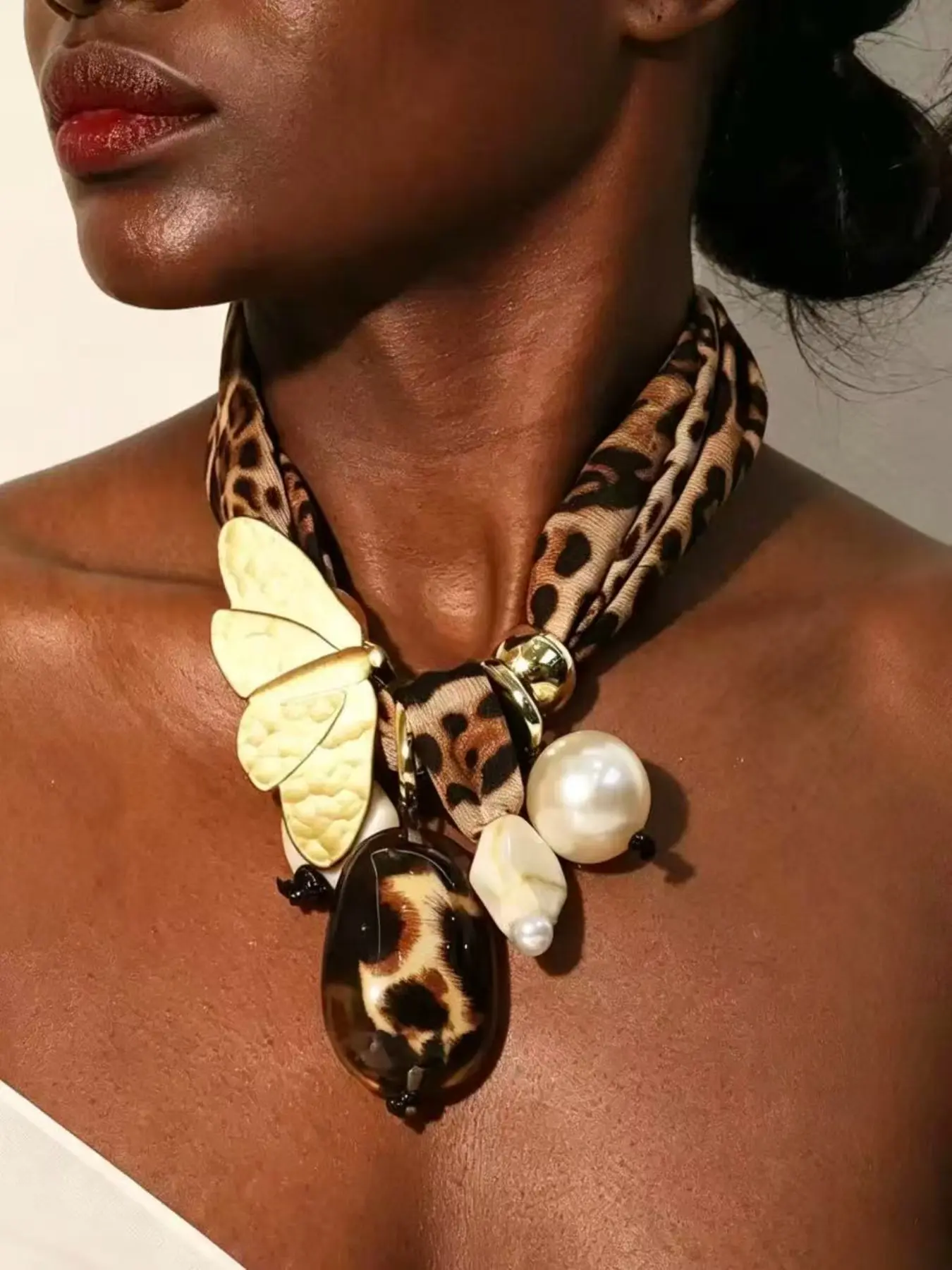 Leopard Print Fabric Butterfly Crystal Necklace, Fashion Commuter Casual Collarbone Chain, Stylish Accessory for Daily Wear