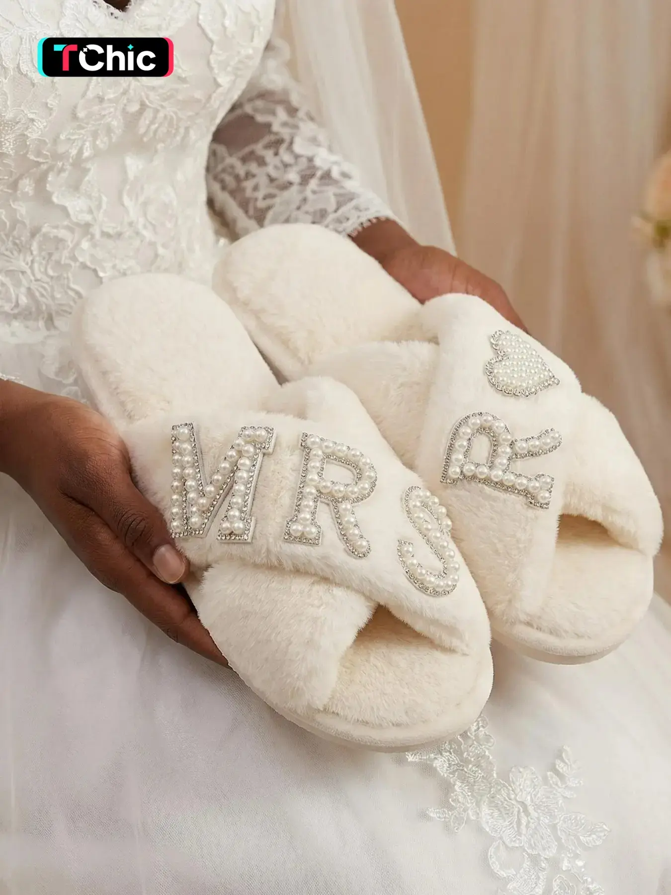 MRS. R Bridal Party Must-Have: Cozy White Fur MRS Slippers X-Strap Plush Slippers with Pearl Rhinestone Heart Design, Customizable Letter R, Casual Indoor Shoes for Women, Perfect Gift, Cozy Fluffy House Slippers