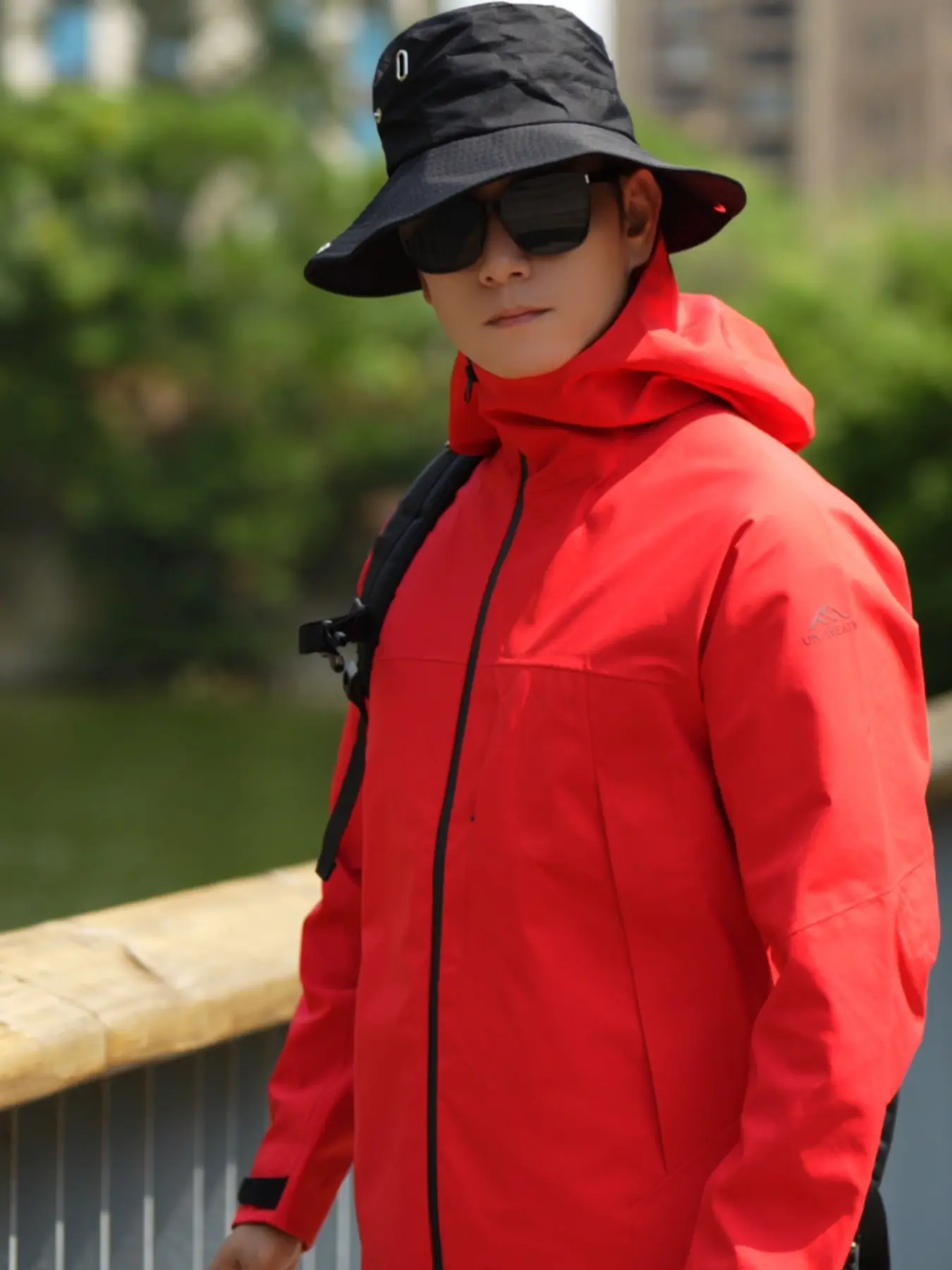 Men's Outdoor Hiking Jacket, Hard Shell Raincoat, Windproof and Waterproof, Perfect for All Weather Conditions, Durable and Comfortable
