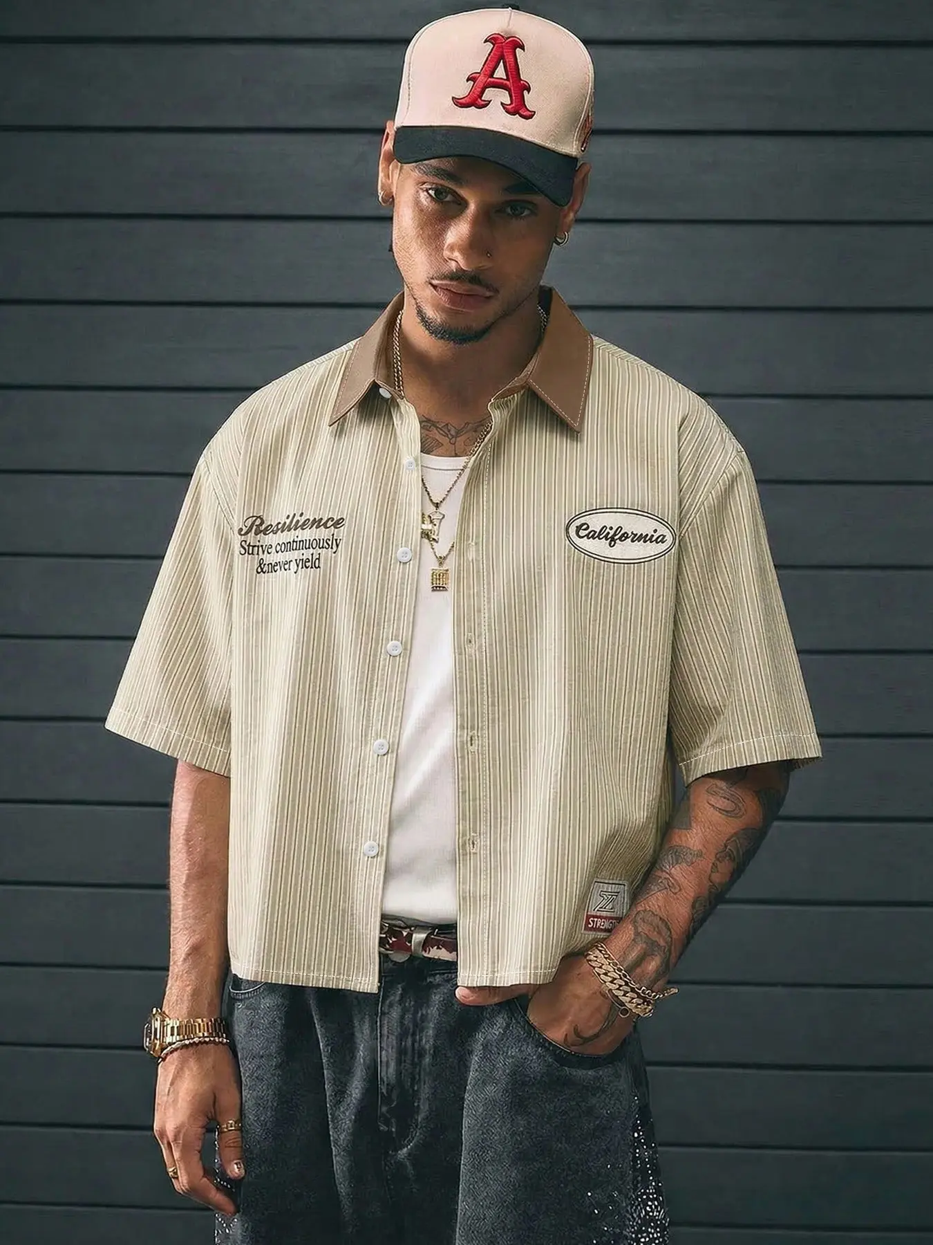 Men's Beige Thin Vertical Stripe Cropped Short Sleeve Button Up Shirt, Contrast Brown Lapel Collar, Chest Cursive Slogan And California Oval Patch Badge Graphic Print, Bottom Corner Small Label Detail, Loose Boxy Vintage Western Casual Street Style Blouse