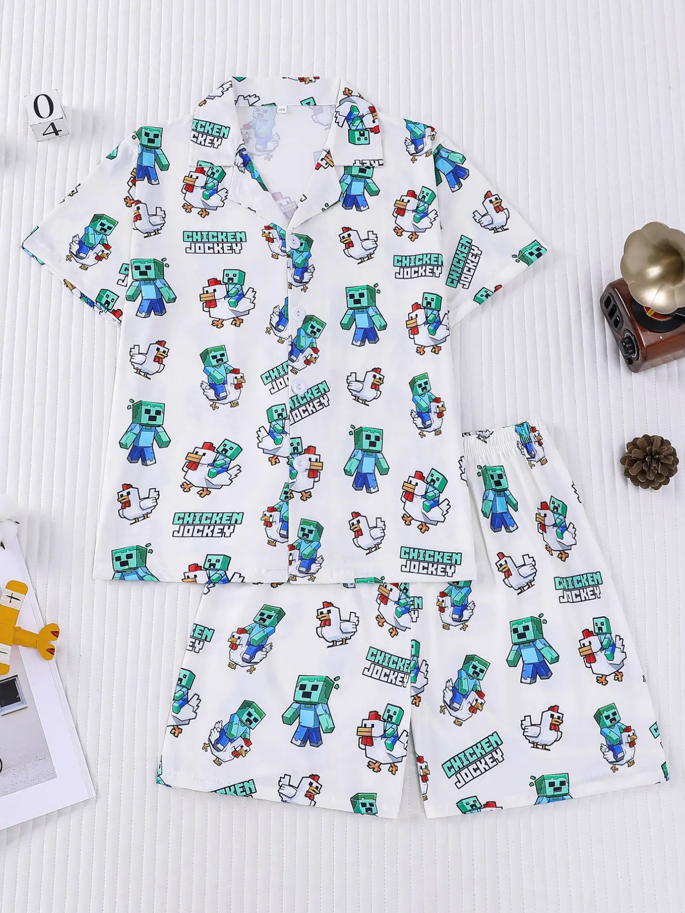 My World Children's Cartoon Chicken Jocker Printed Pajama Flame Retardant Set, a new children's flame retardant cardigan, lapel shirt, short sleeved shirt, and loose elastic waist shorts casual home wear set. The pajamas are printed with cartoon coolie ch