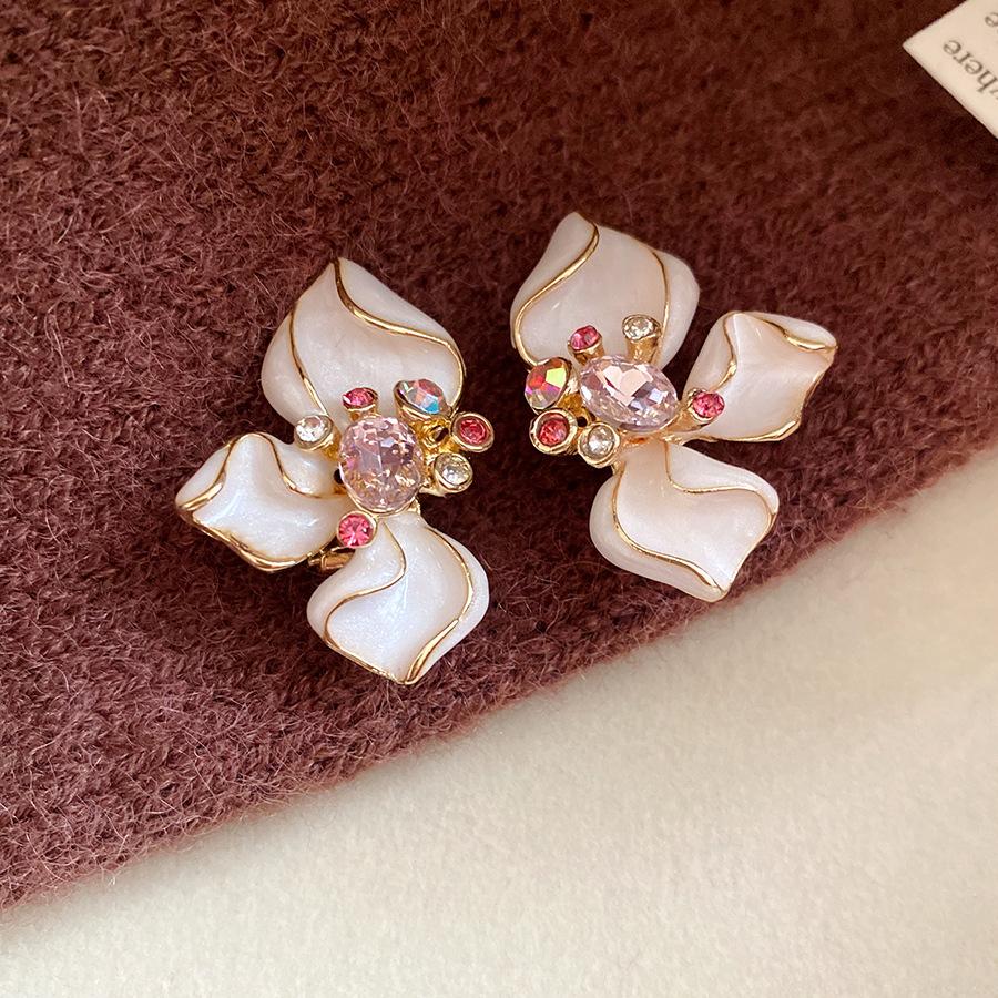 Silver needle studded with diamonds, oil-dripping flower ear clip, ear stud, mid-century vintage, retro earrings, light luxury and high-end women's jewelry