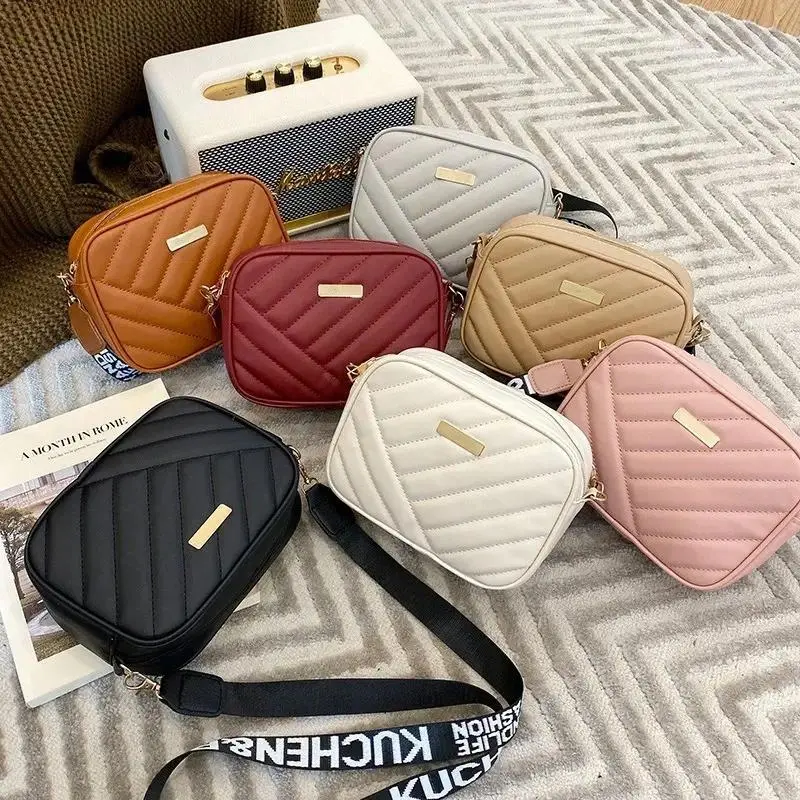 Quilted Crossbody Purse for Women, Small Camera Bag with Wide Strap, Everyday Faux Leather Shoulder Bag for Travel, Work & Shopping Small Crossbody Bag for Phone, Wallet & Keys, Lightweight Quilted Camera Purse with Adjustable Wide Strap for Daily Use