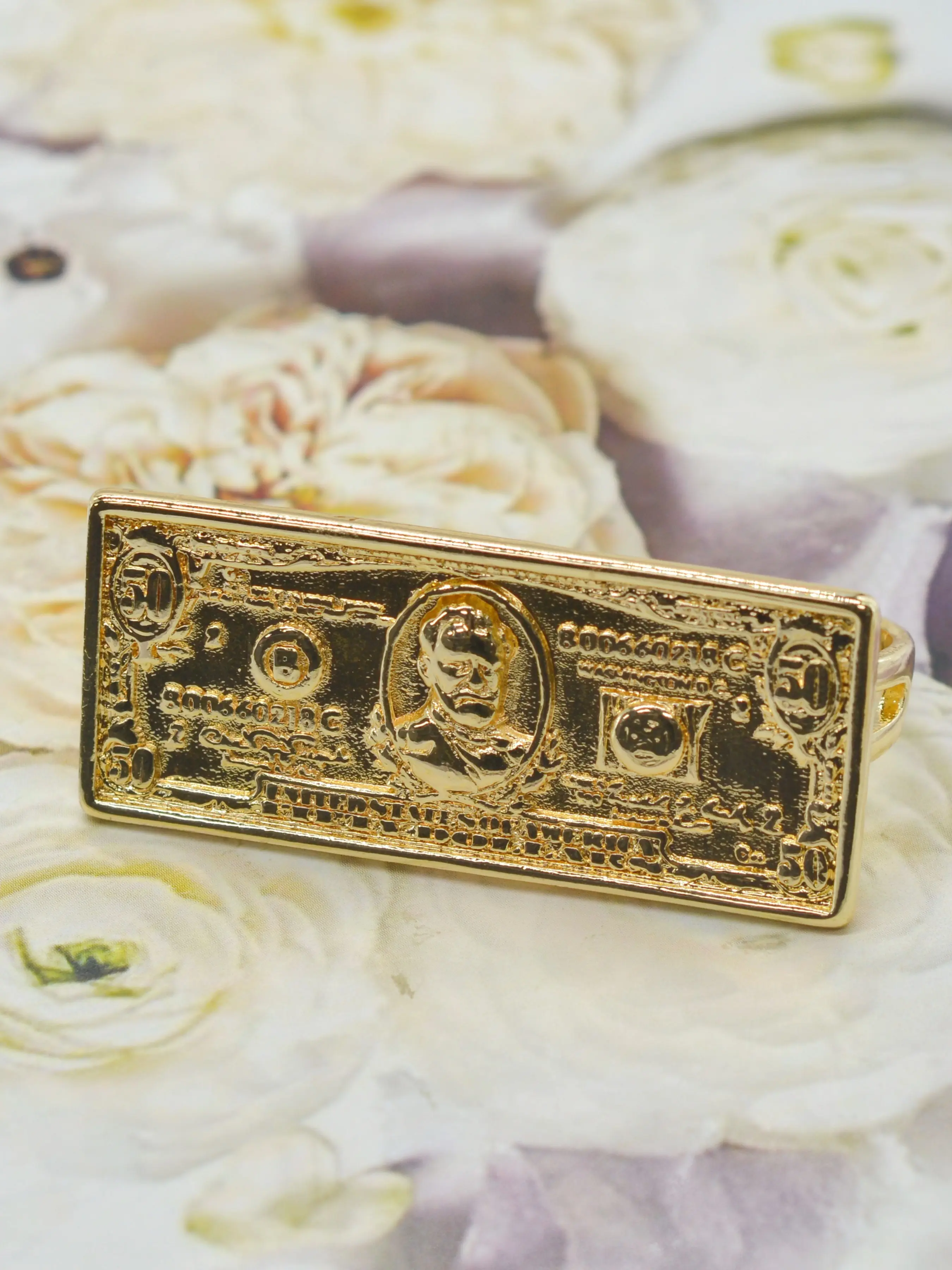 1pc14k luxury retro-style gold-plated three-dimensional relief 50-dollar bill double-finger ring, for both men and women. Suitable for daily wear, parties, gatherings, outfit combinations, and auspicious decorations for festivals.