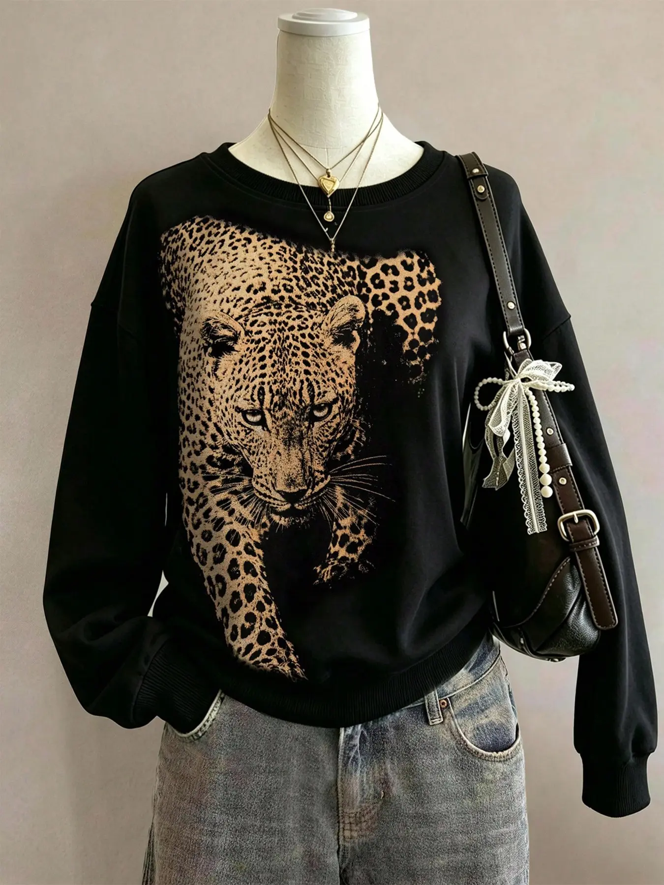 Women's Crew Neck Long Sleeve Sweatshirt, Loose Casual Pullover With Vintage Leopard Graphic Print For Daily Street Outfits