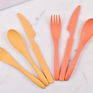 Dine eco-friendly on the go with these 2 reusable utensil sets!Made of durable wheat straw, each portable set includes fork, knife, spoon and a protective case.Compact and lightweight, perfect for school, work, lunch boxes