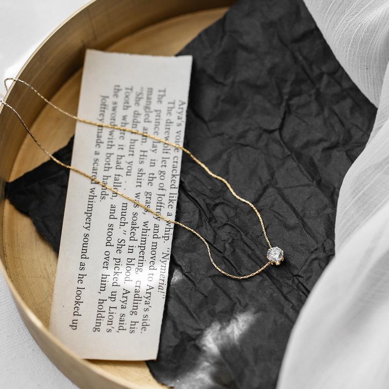 A new six claw diamond pendant necklace, with a high-end and niche light luxury style. The six claw diamond pendant features exquisite and sparkling details, and the long collarbone chain design is suitable for summer jewelry scenes. Suitable for women's