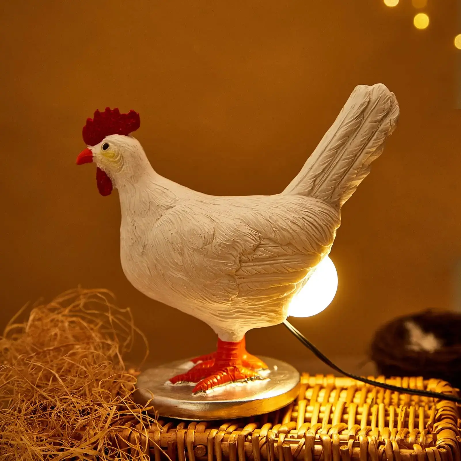 Creative Egg-Laying Chicken Lamp, Resin Ornament, Chicken Design Desktop Decorative Light，Home Decor Item, Unique Lighting Fixture, Perfect for Living Room & Kitchen